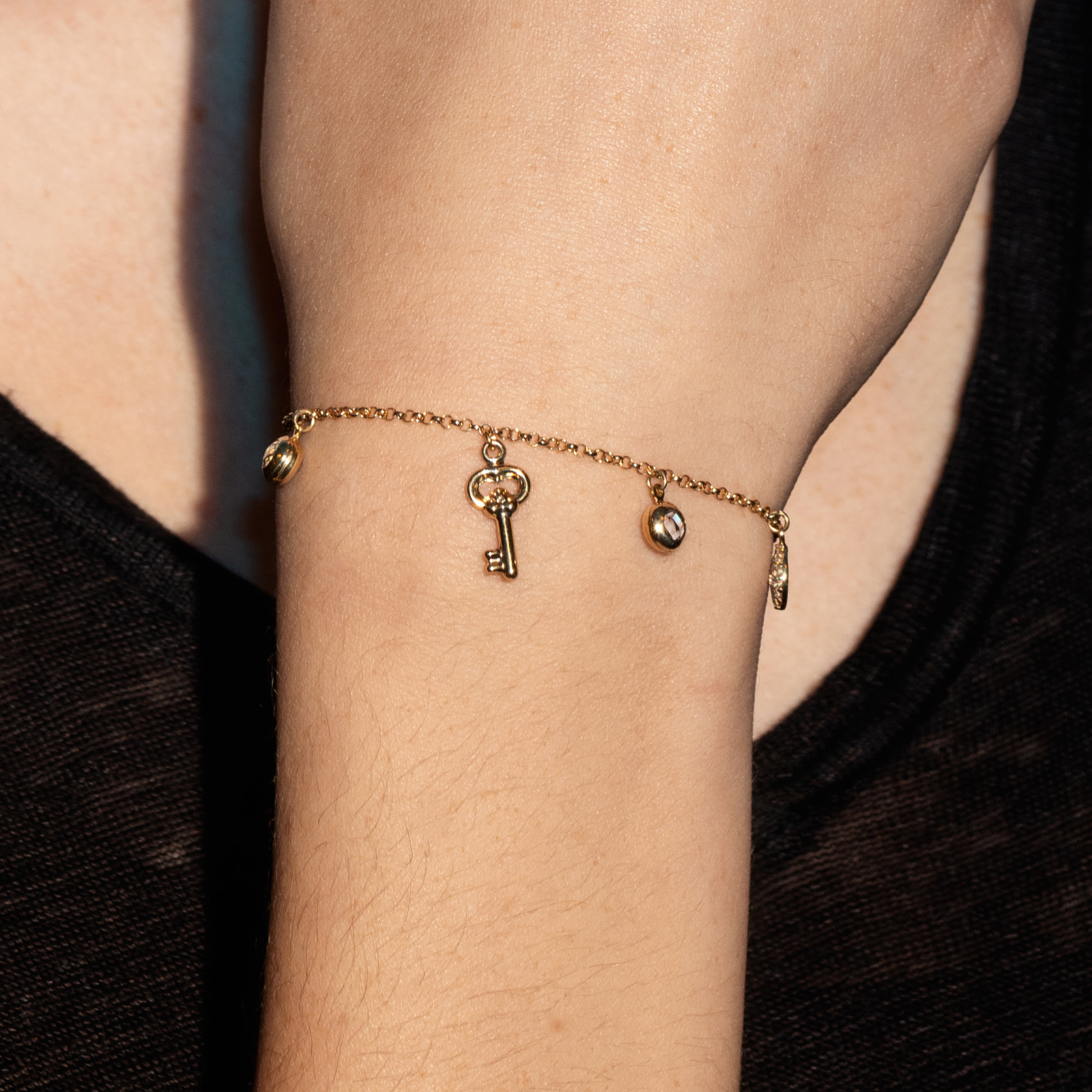 צמיד זהב עם 9 צ'ארמים