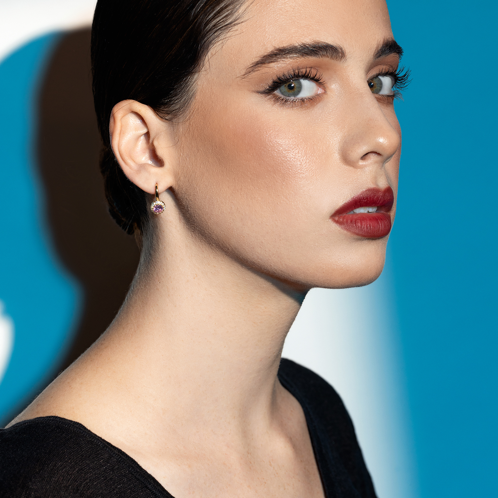 עגילי זהב משובצים אבן חן וורודה מוקפת זרקונים