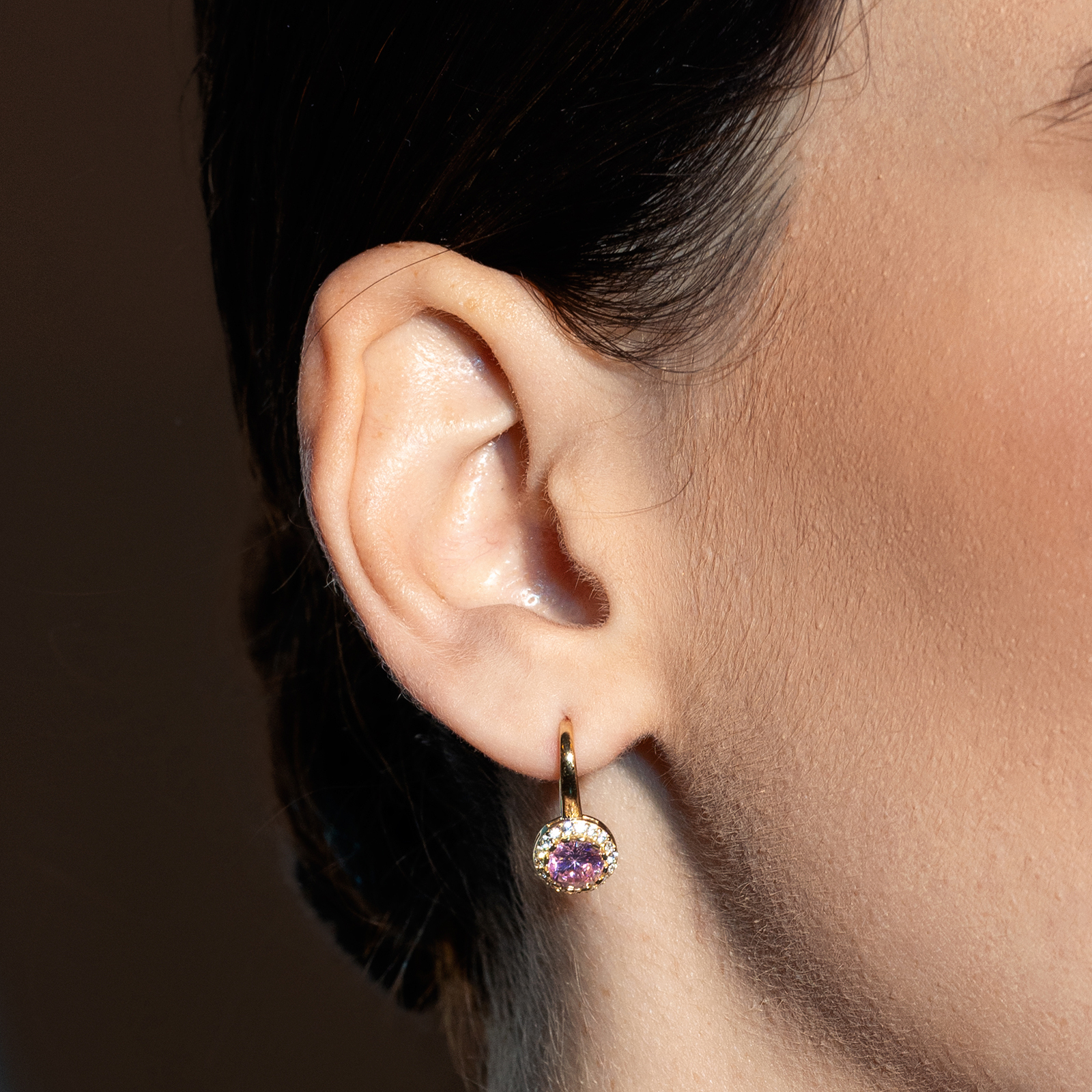 עגילי זהב משובצים אבן חן וורודה מוקפת זרקונים