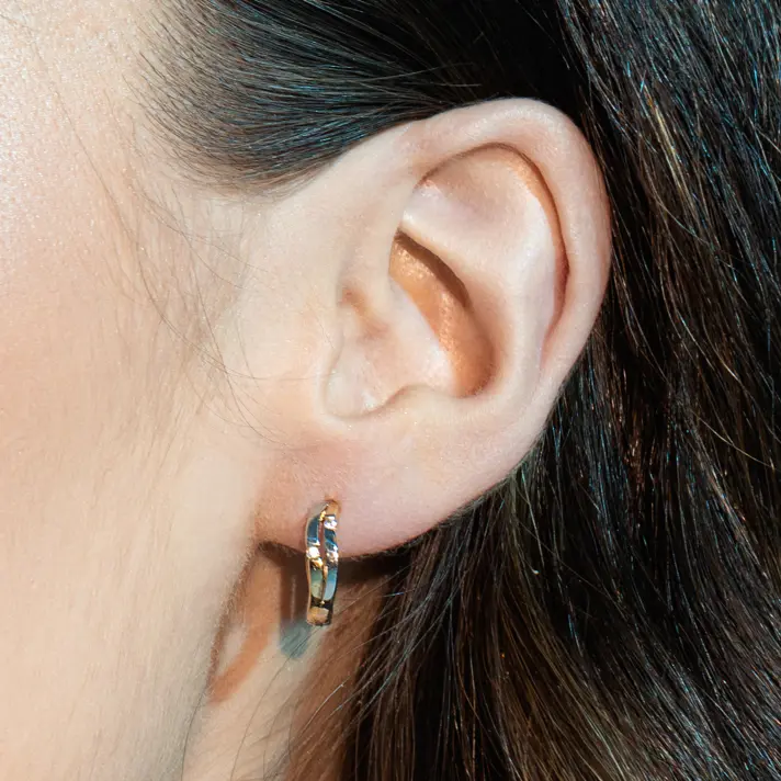 עגילי זהב בצורת גל בשיבוץ זירקונים