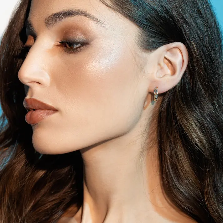 עגילי זהב בצורת גל בשיבוץ זירקונים