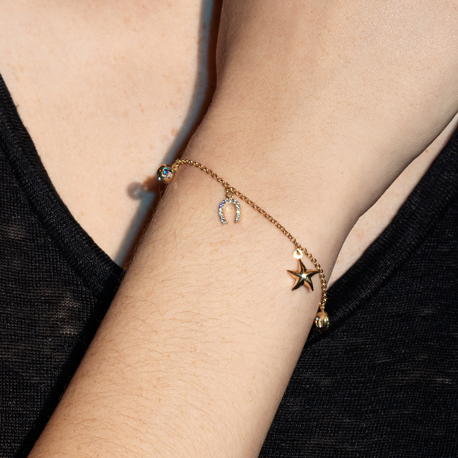 צמיד זהב עם 7 צ'רמים