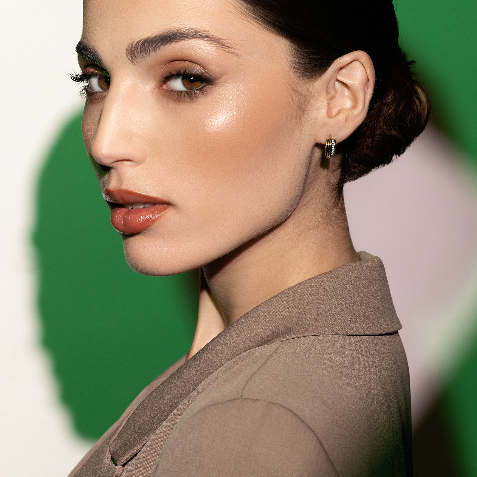 עגילי חישוק מזהב בשיבוץ זרקונים נוצצים