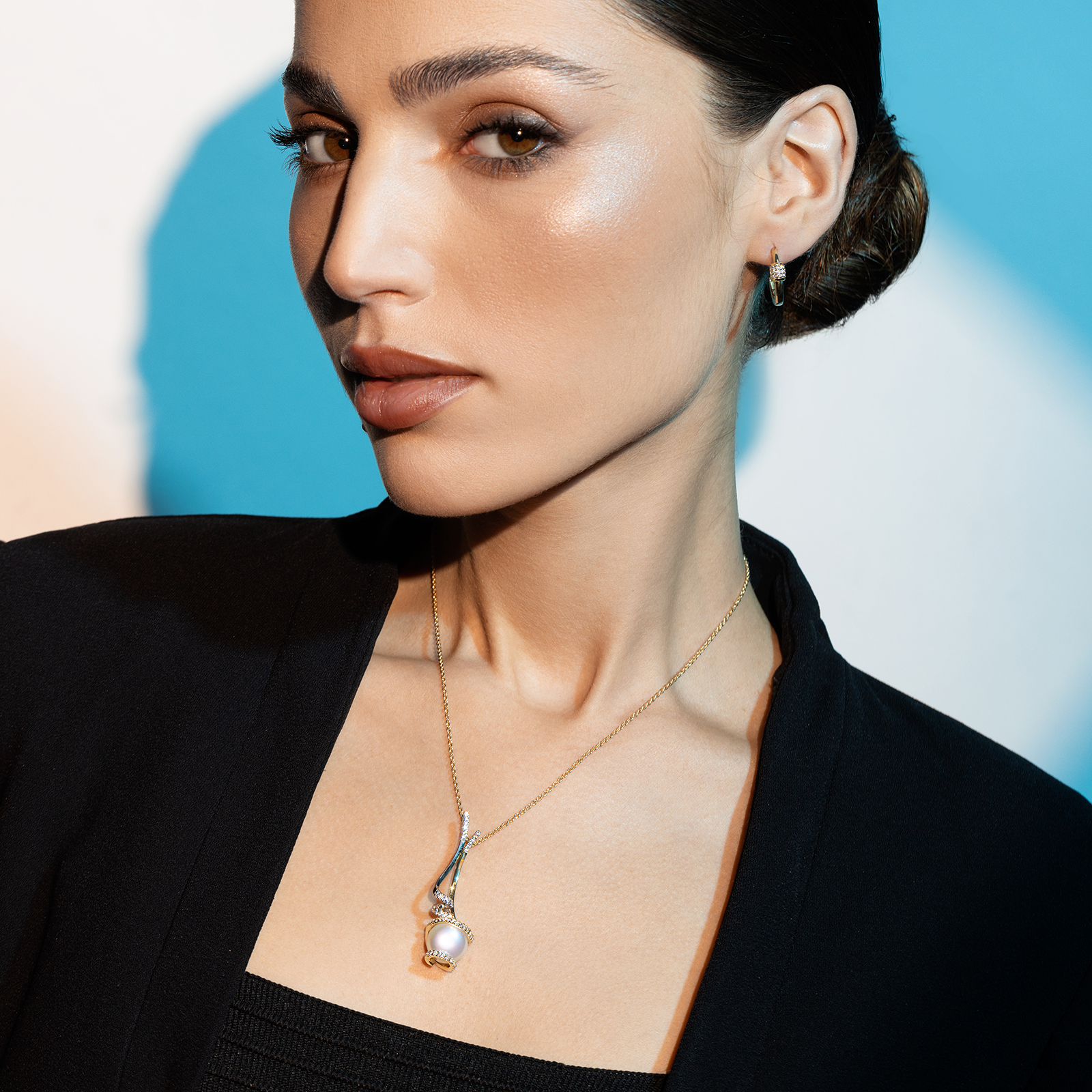 עגילי חישוק מזהב משובצים זרקונים