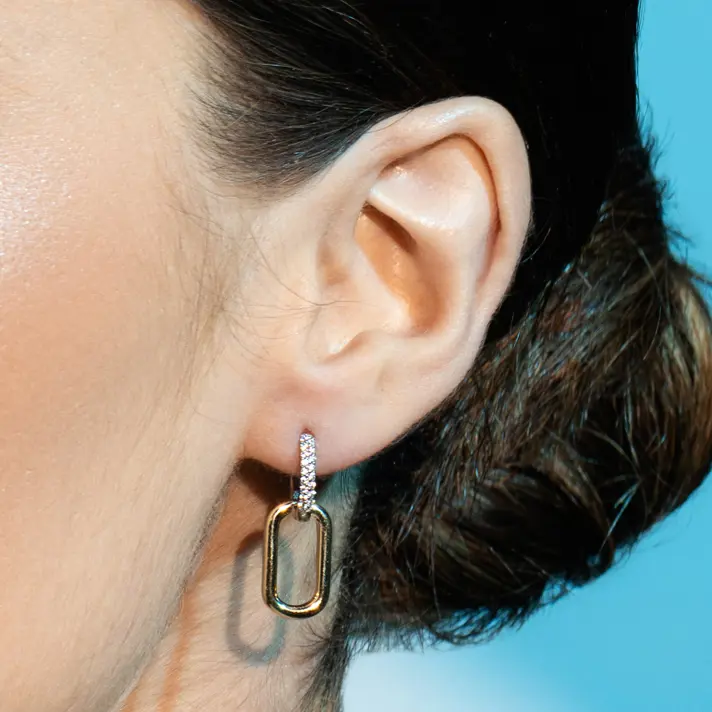 עגילי זהב ORA משובצים בזרקונים