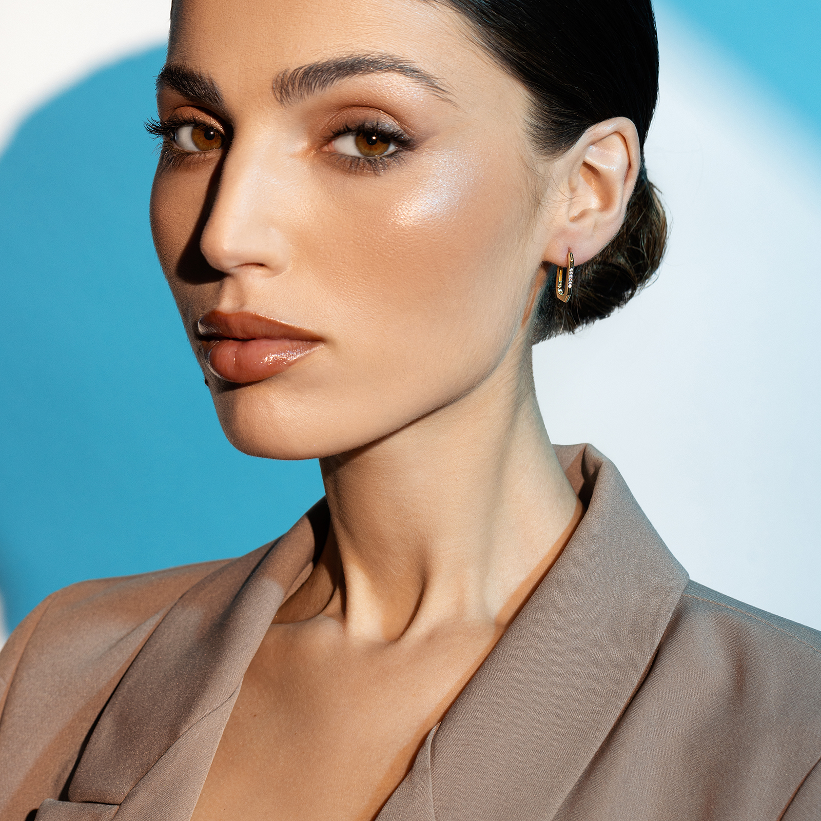 עגילי זהב משובצים זרקונים