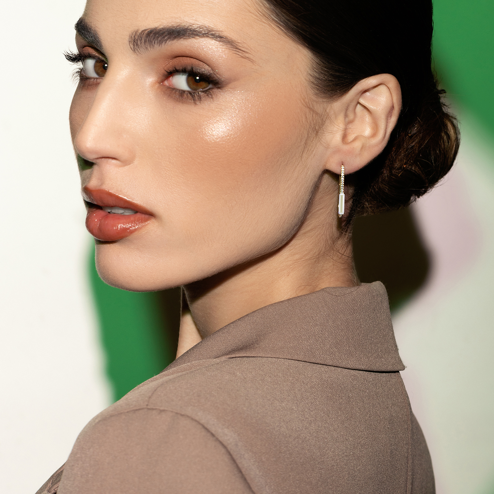 עגילי זהב עם אבני חן לבנות וזרקונים