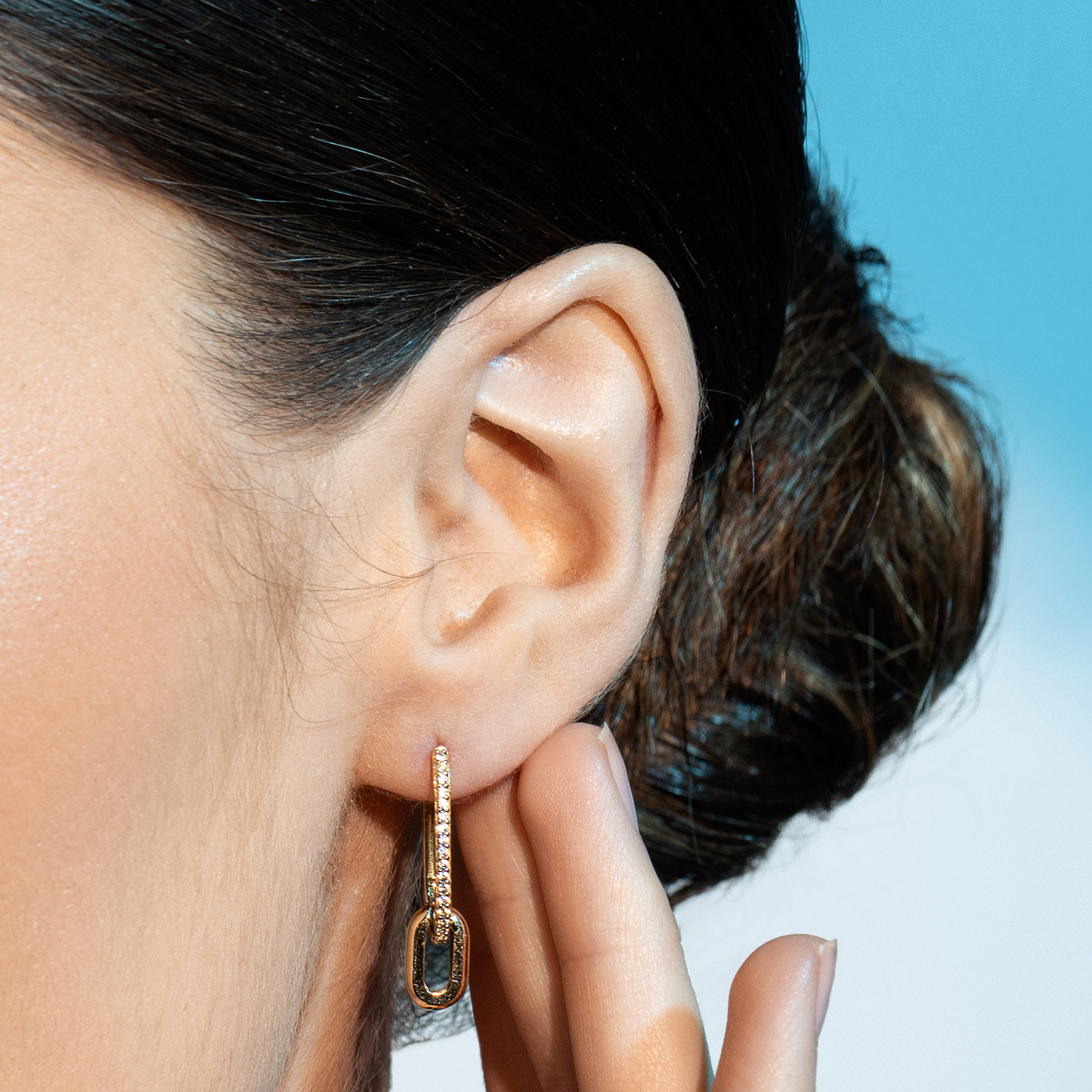 עגילי זהב ארוכים משובצים זרקונים