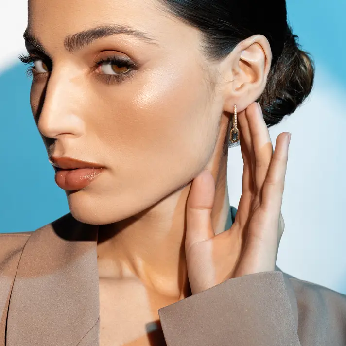 עגילי זהב ארוכים משובצים זרקונים