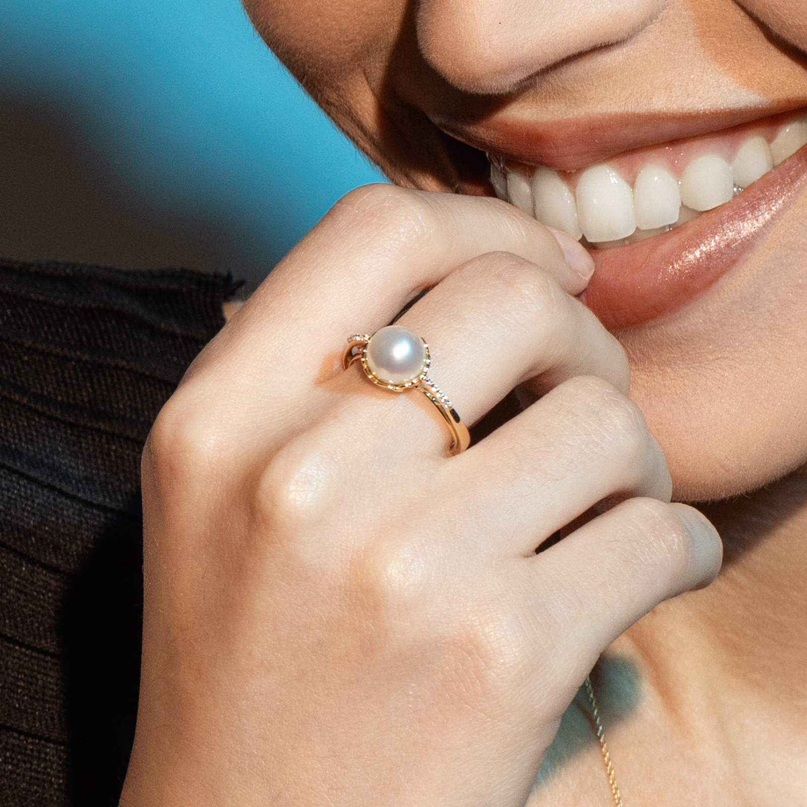 טבעת זהב משובצת פנינה וזרקונים