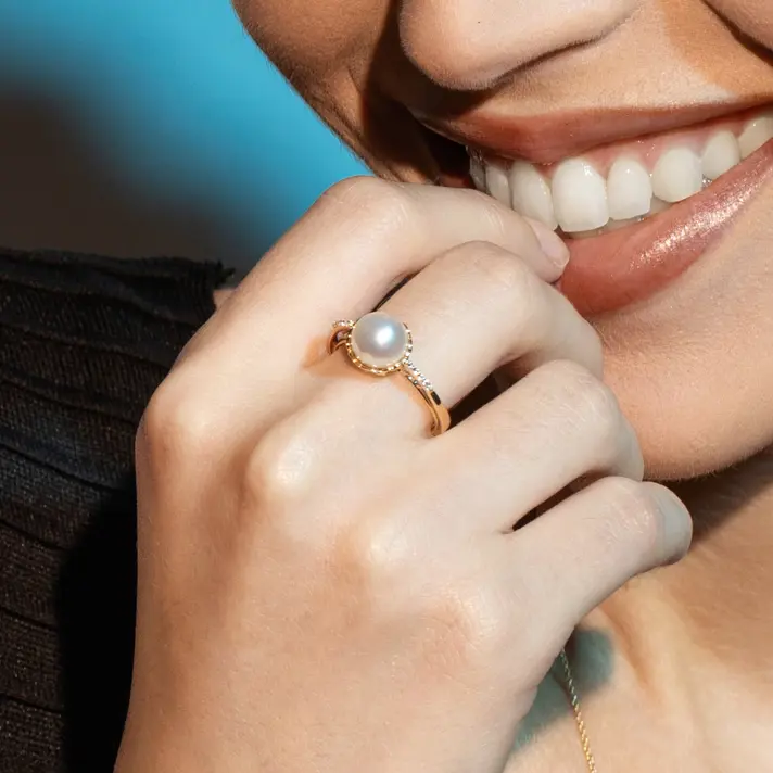 טבעת זהב משובצת פנינה וזרקונים