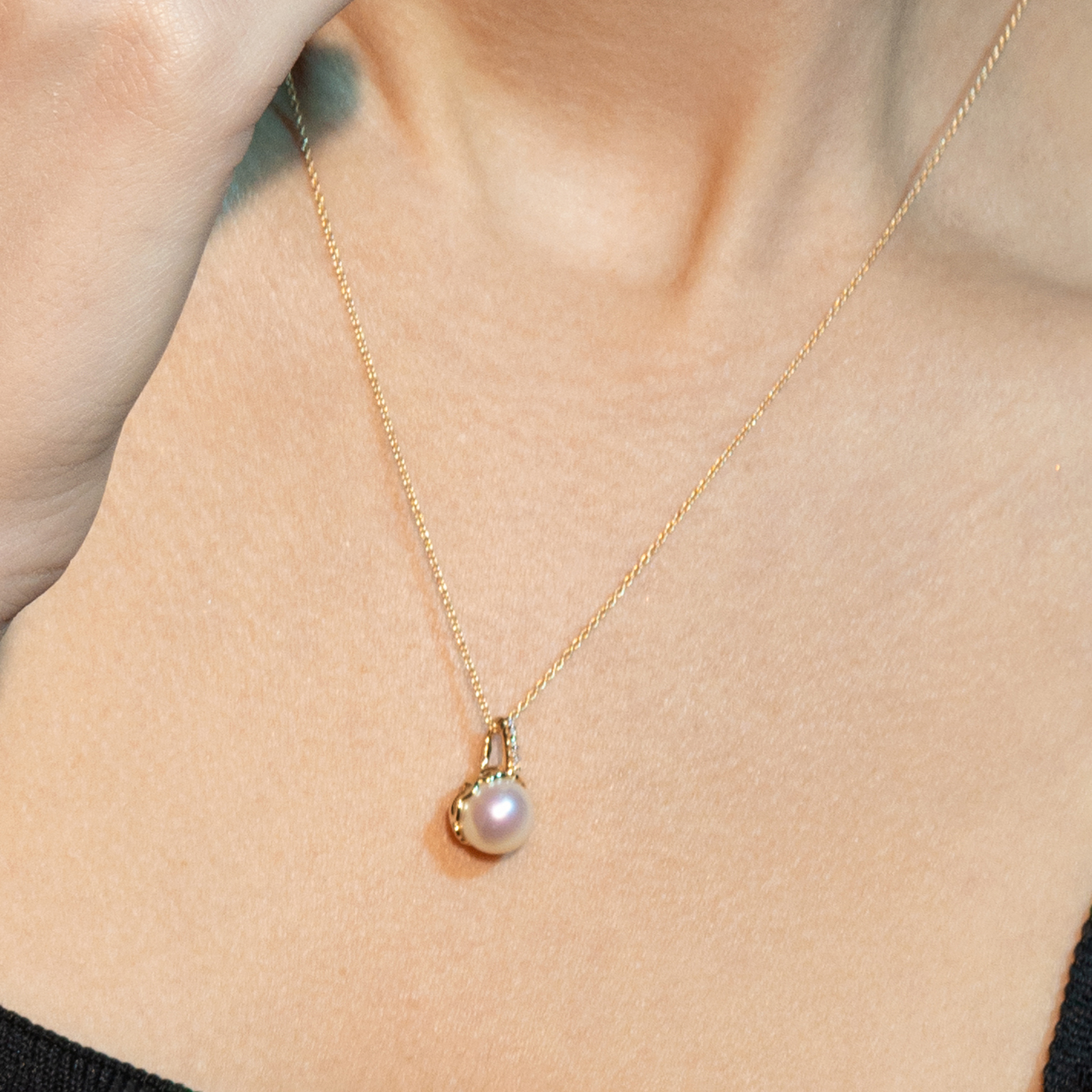 תליון זהב משובץ פנינה וזרקונים