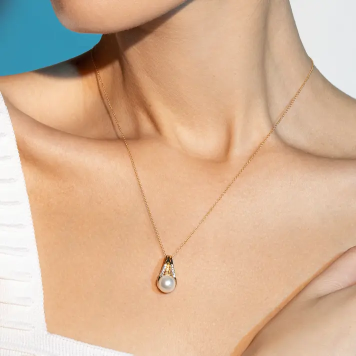 תליון זהב בשיבוץ זרקונים ופנינה