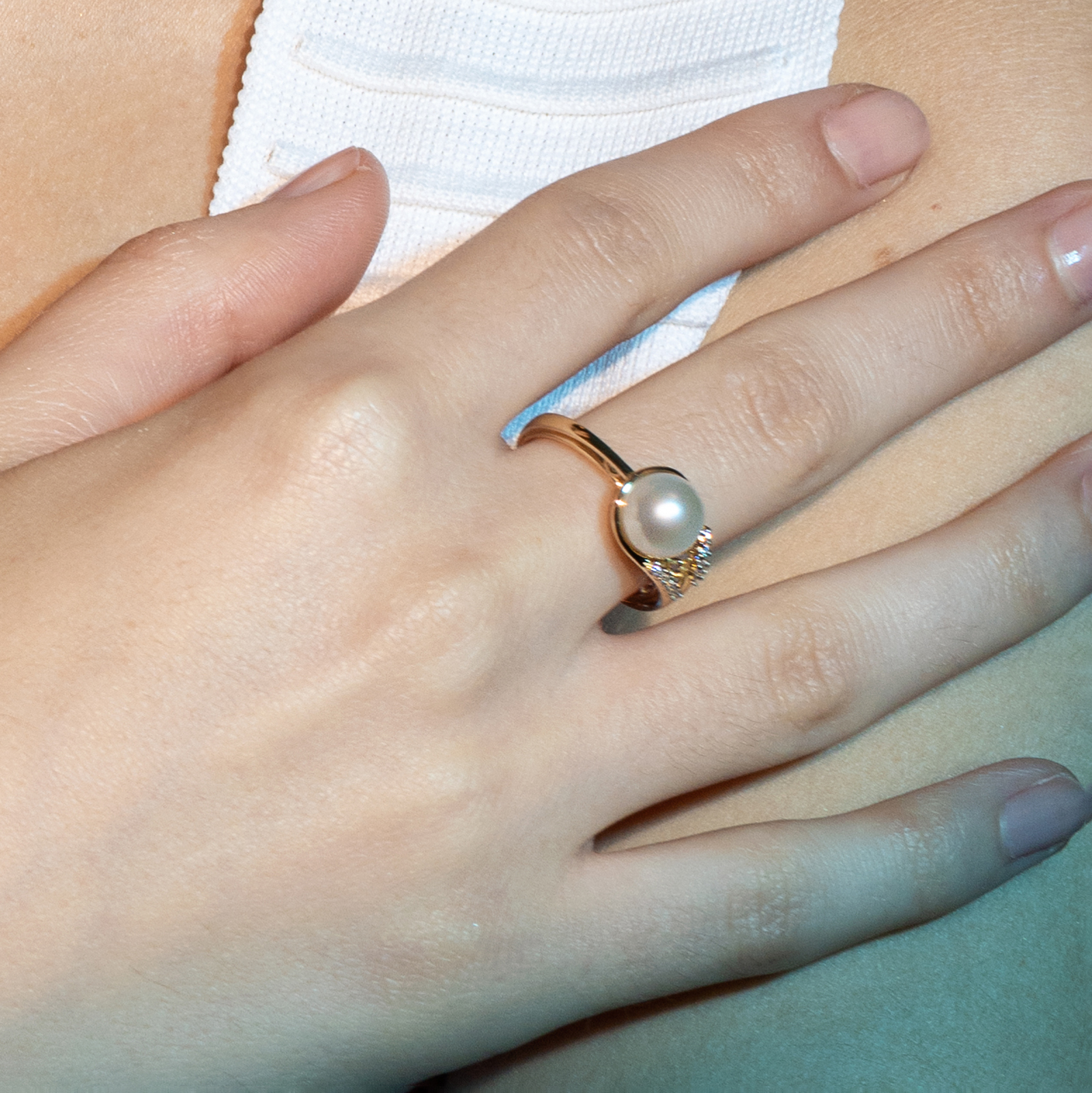 טבעת זהב עם פנינה וזרקונים