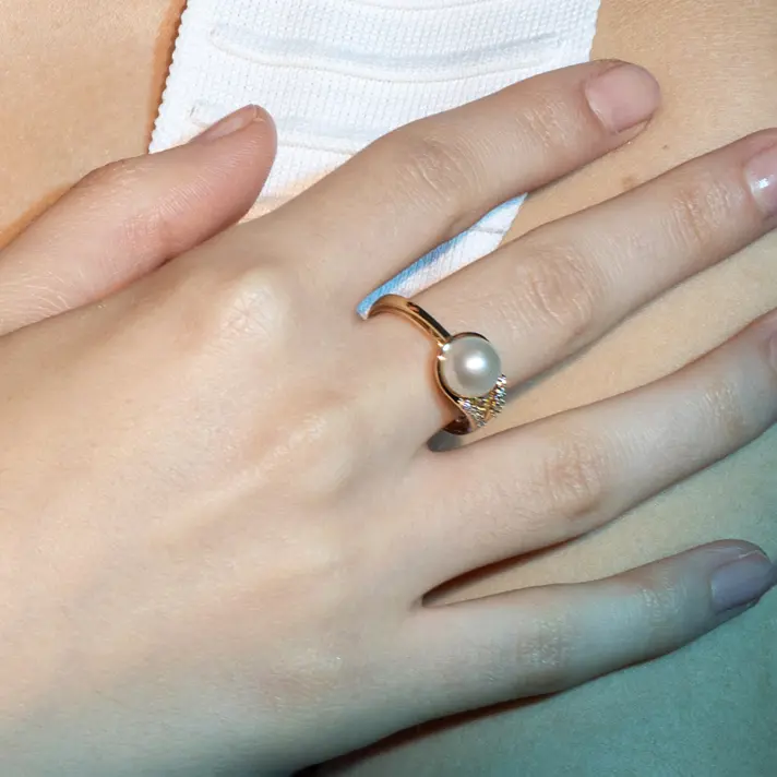 טבעת זהב עם פנינה וזרקונים