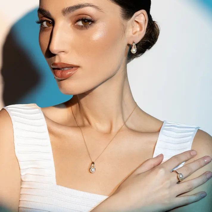 תליון זהב בשיבוץ זרקונים ופנינה