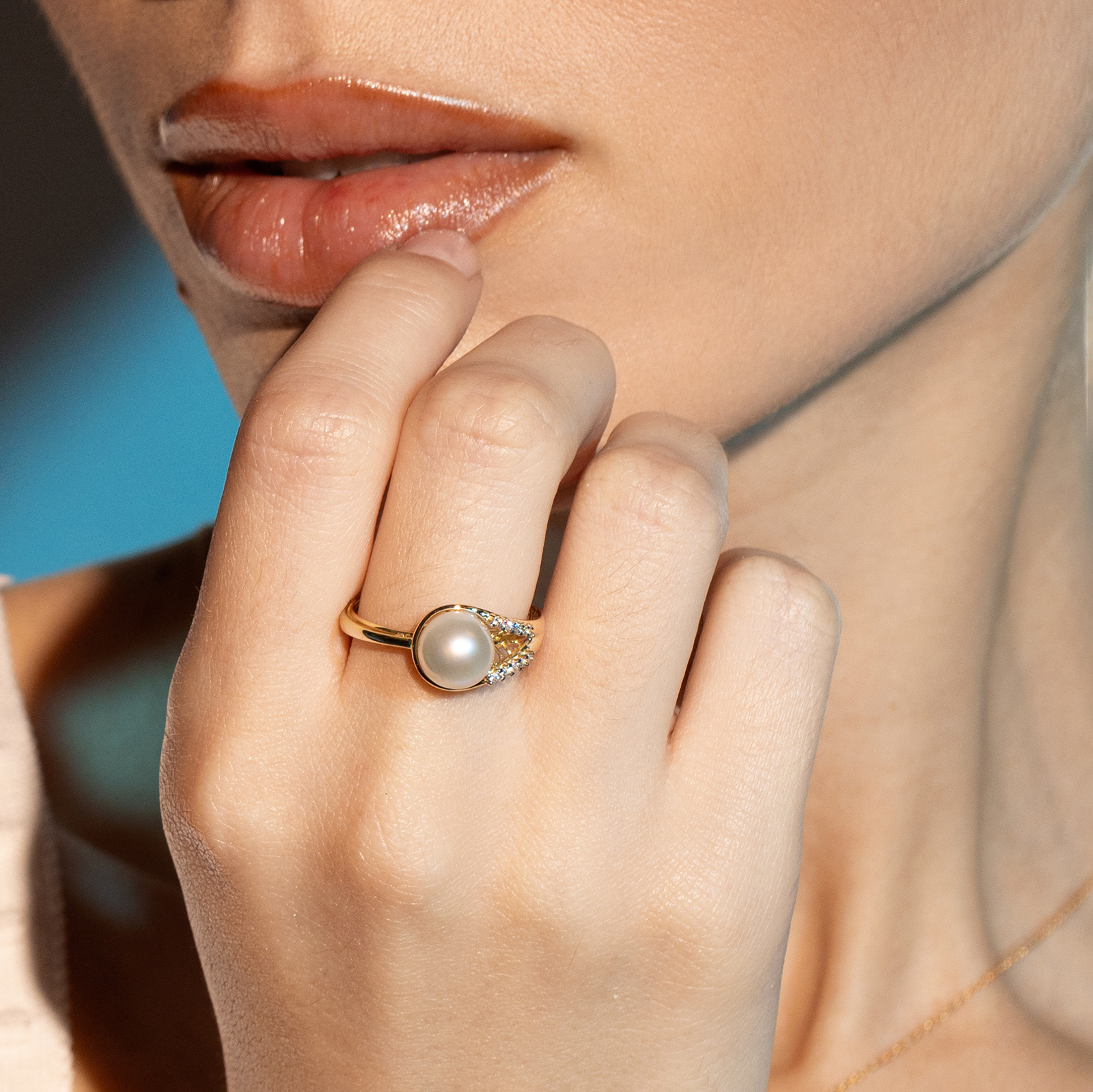 טבעת זהב עם פנינה וזרקונים