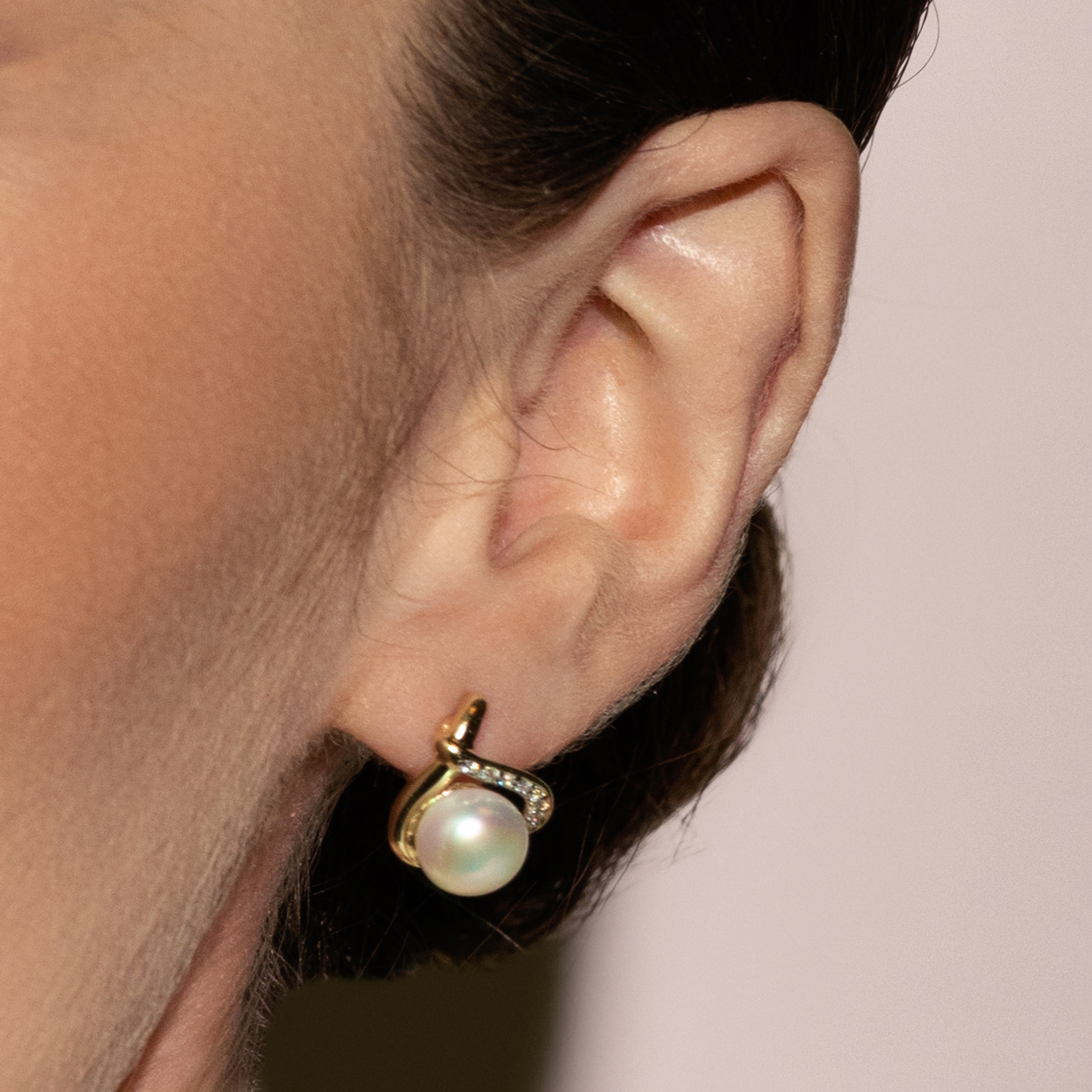 עגילי זהב בשיבוץ פנינים וזירקונים