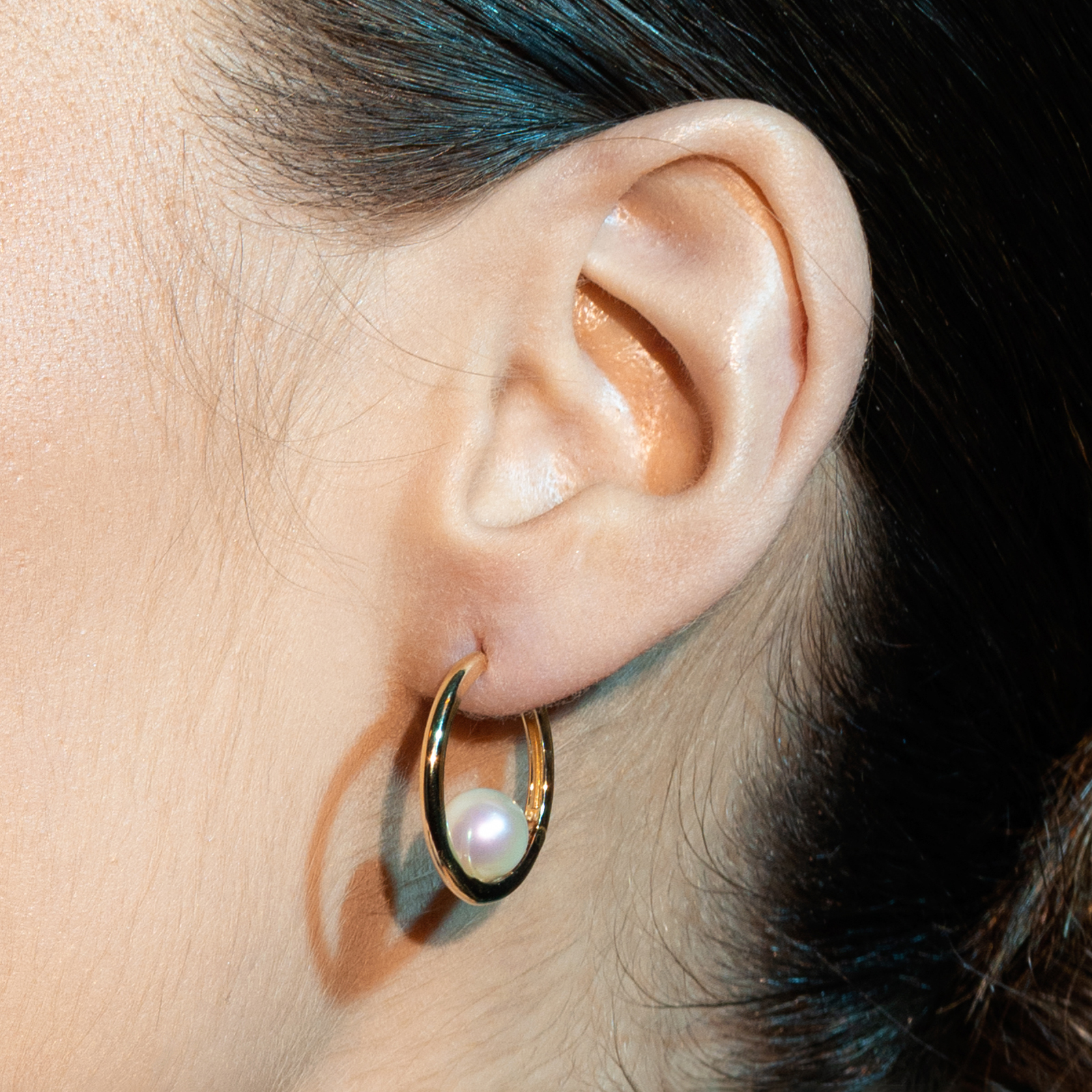 עגילי זהב חישוק עם פנינה בתוכם