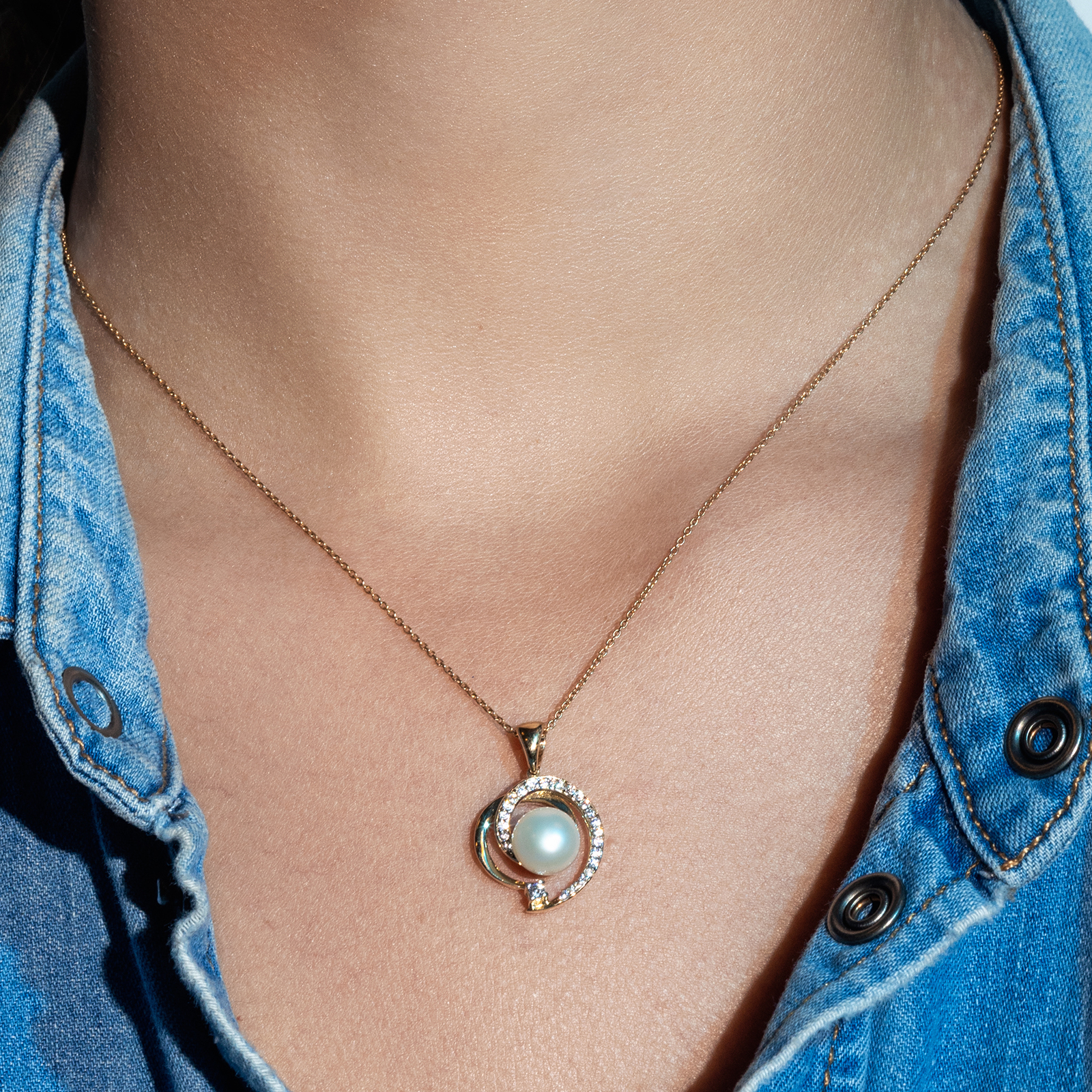 תליון זהב בשיבוץ פנינה וזרקונים