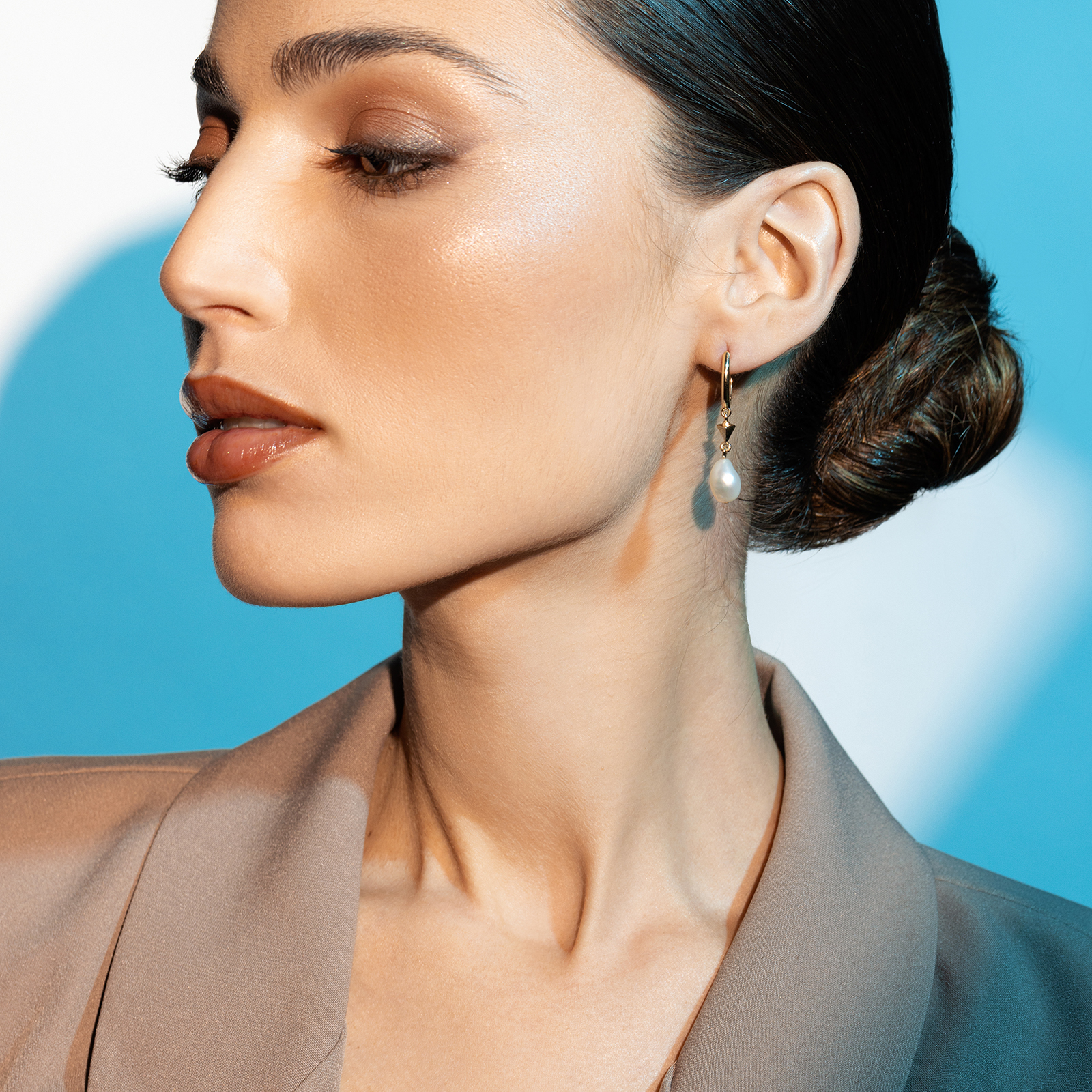 עגילי זהב Daniel בשיבוץ פנינים