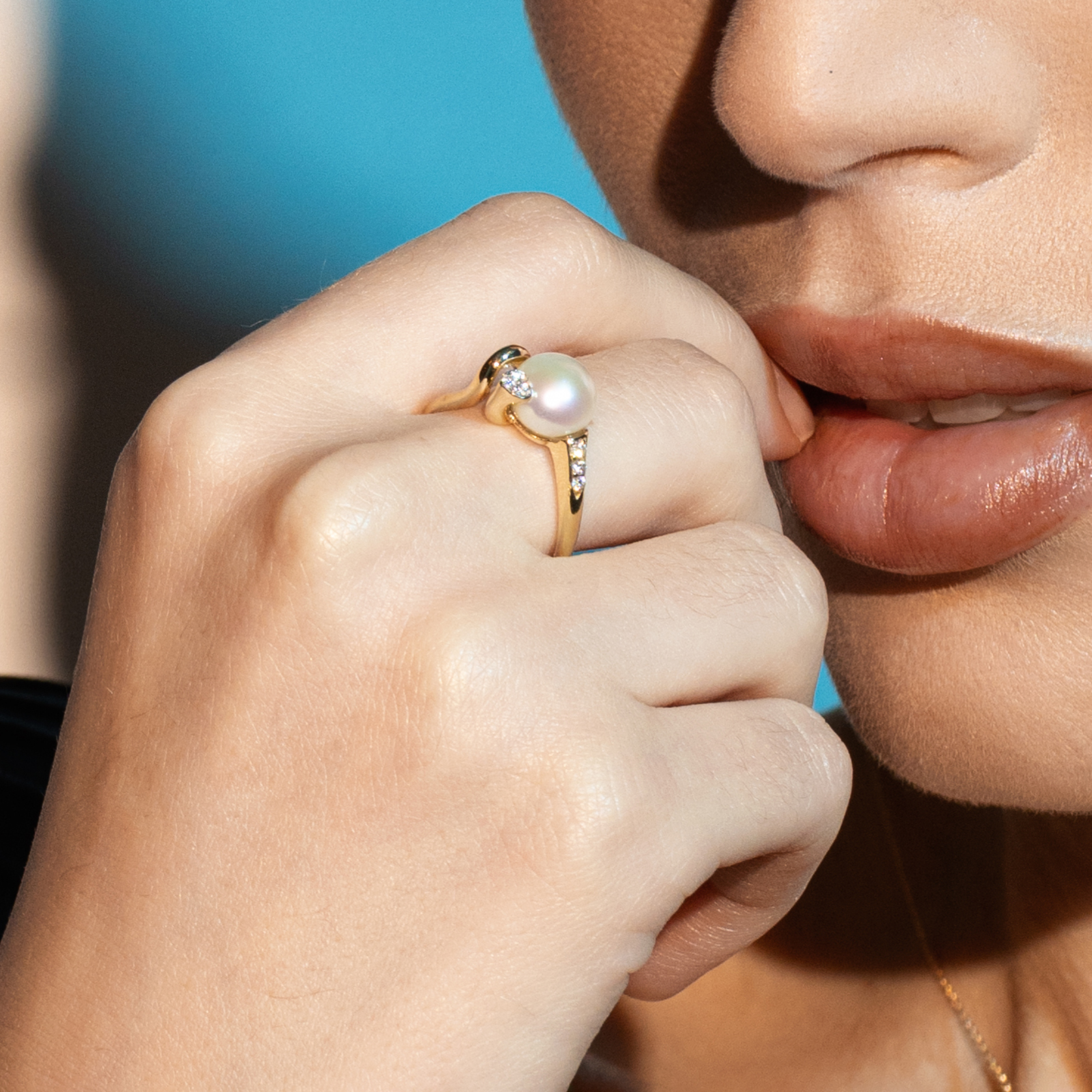 טבעת זהב משובצת פנינה וזרקונים