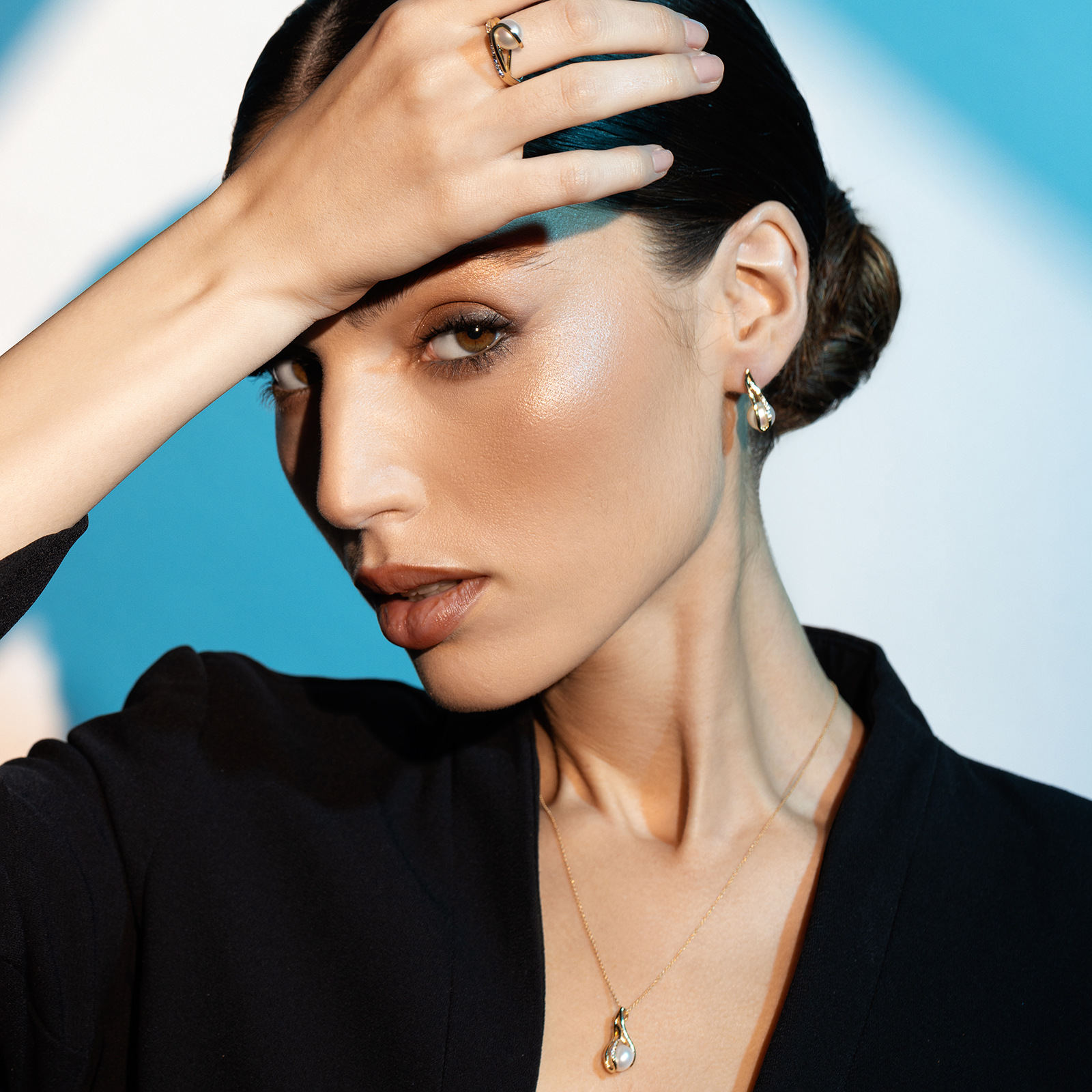 עגילי זהב בשיבוץ פנינים וזרקונים