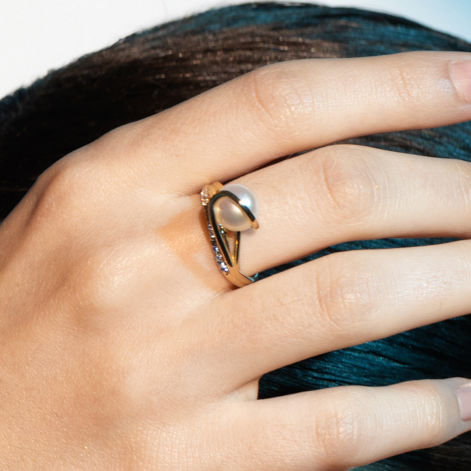 טבעת זהב בשיבוץ פנינה וזרקונים