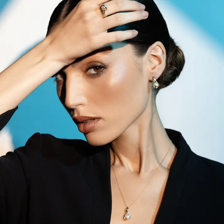 תליון זהב בשיבוץ פנינה וזרקונים