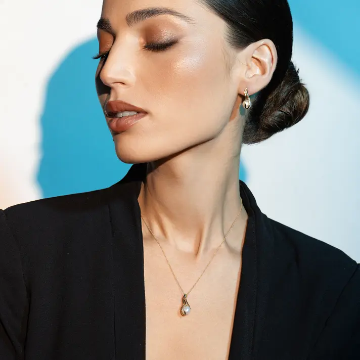 תליון זהב בשיבוץ פנינה וזרקונים