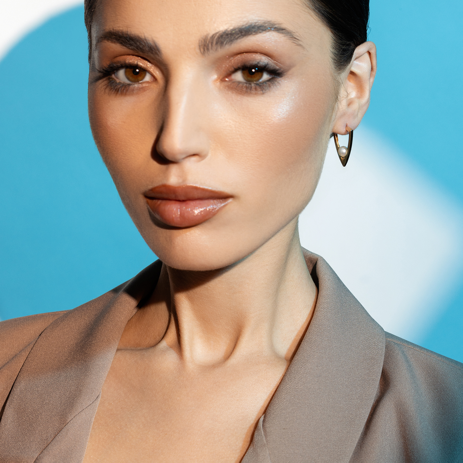 עגילי זהב משולשים עם פנינה