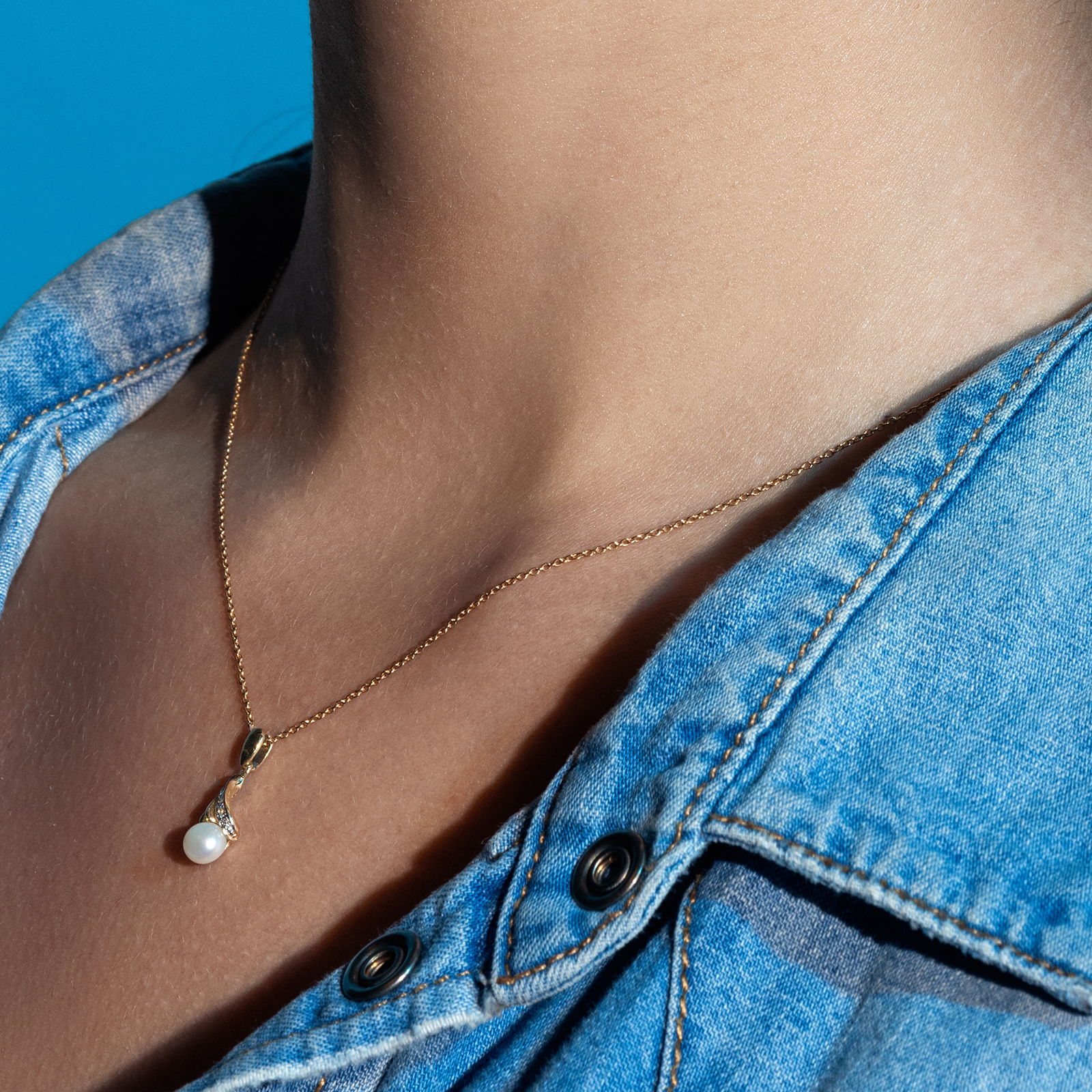 תליון זהב בשיבוץ פנינה וזרקונים