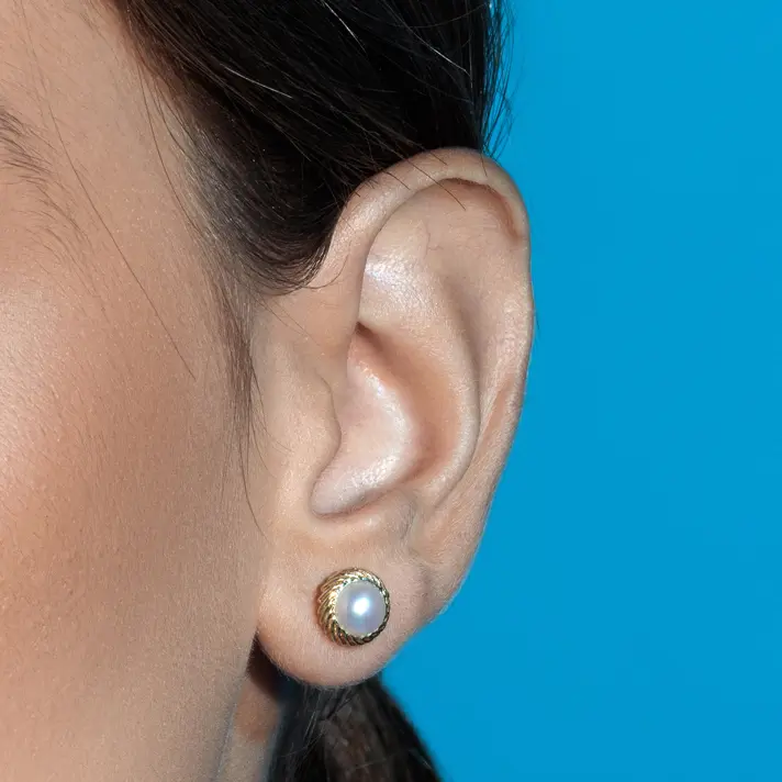 עגילי זהב צמודי אוזן בשיבוץ פנינה