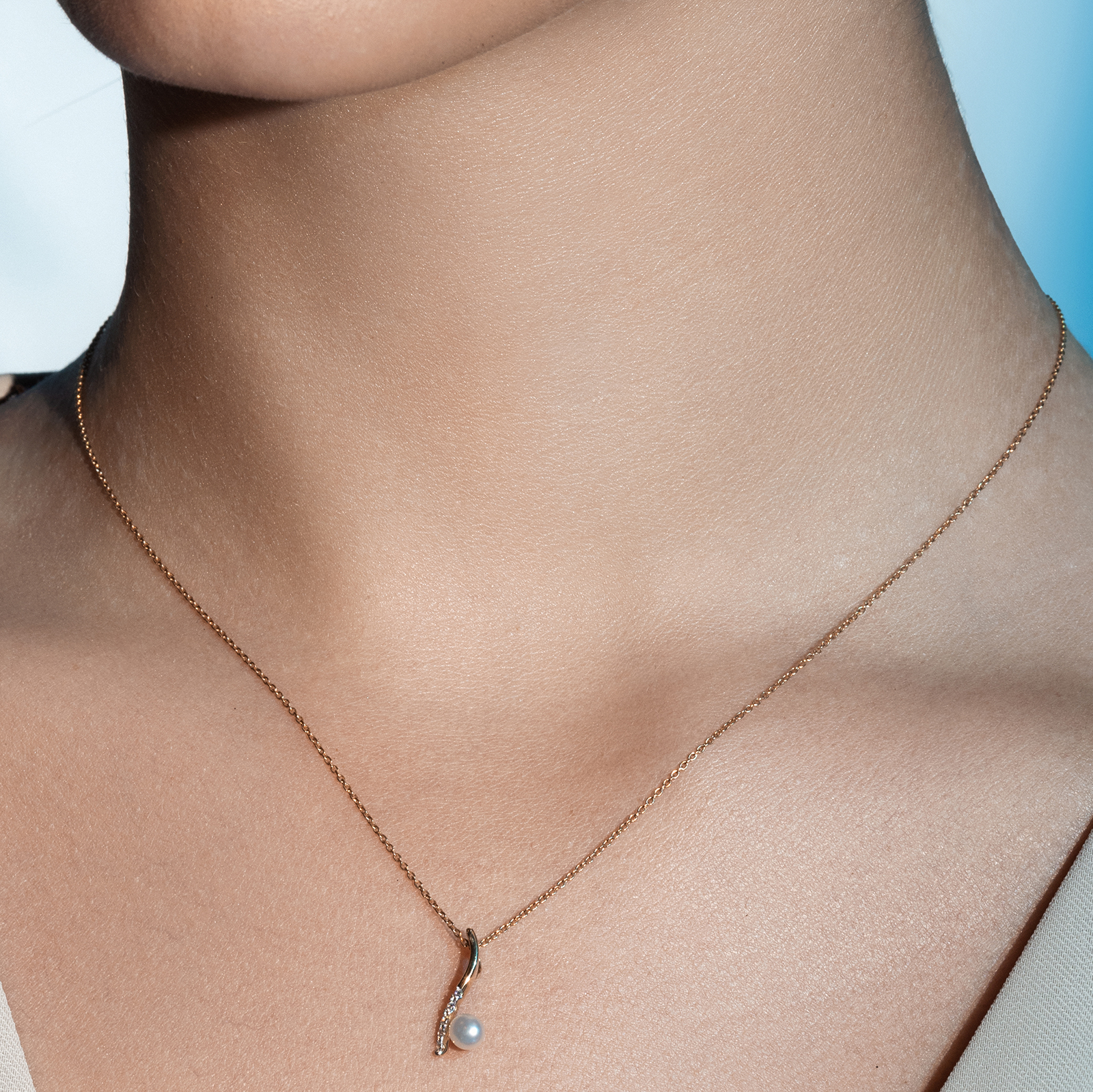 תליון זהב בשיבוץ פנינה וזרקונים