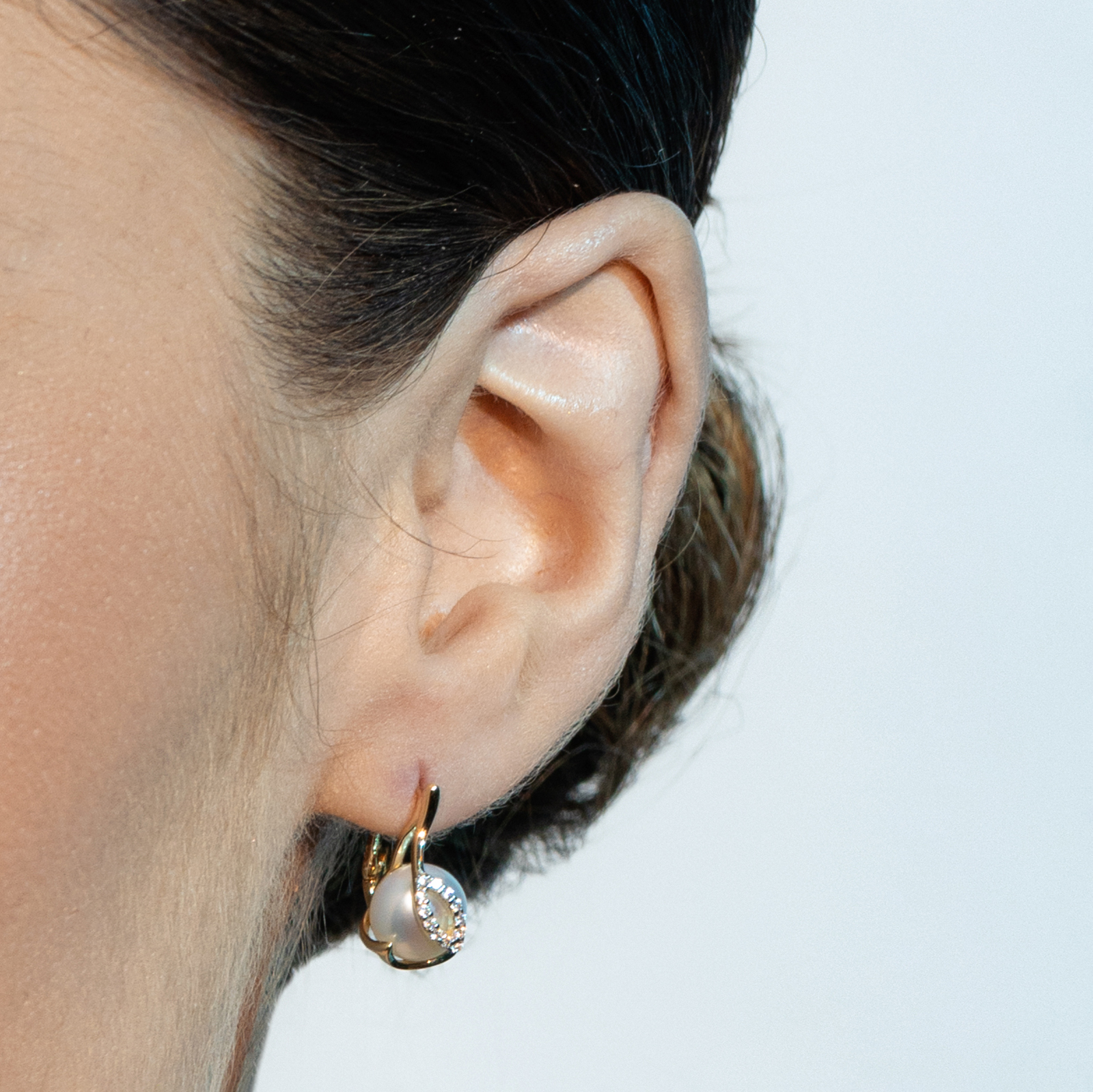 עגילי זהב בשיבוץ זרקונים ופנינה