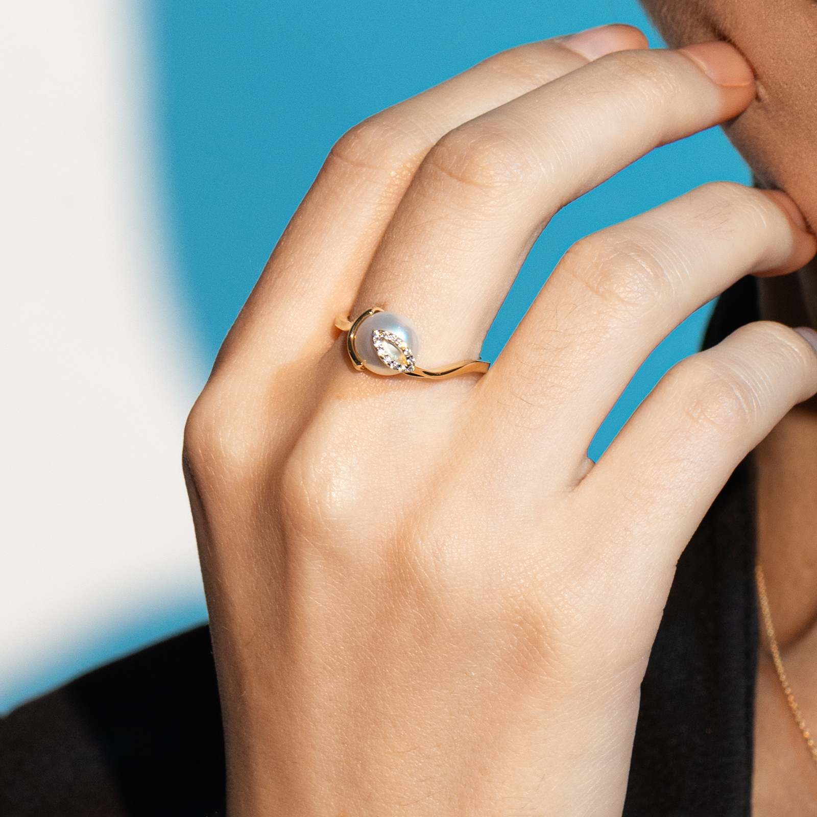 טבעת זהב בשיבוץ זרקונים ופנינה