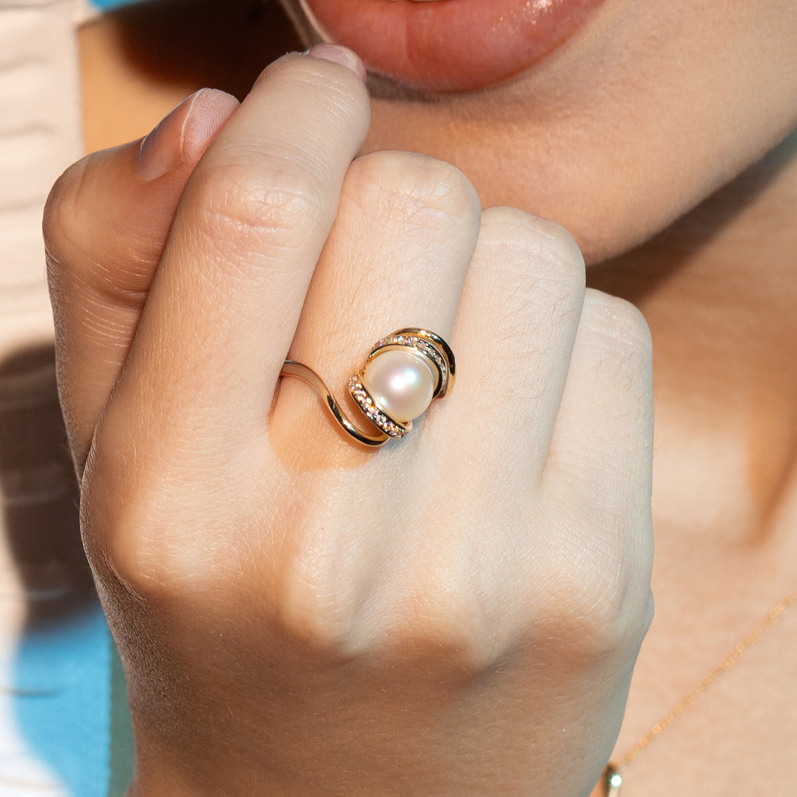 טבעת זהב בשיבוץ זרקונים ופנינה