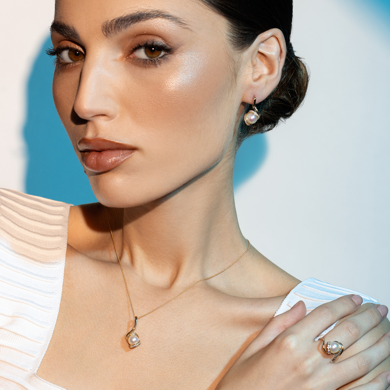 עגילי זהב משובצים בזרקונים ופנינה