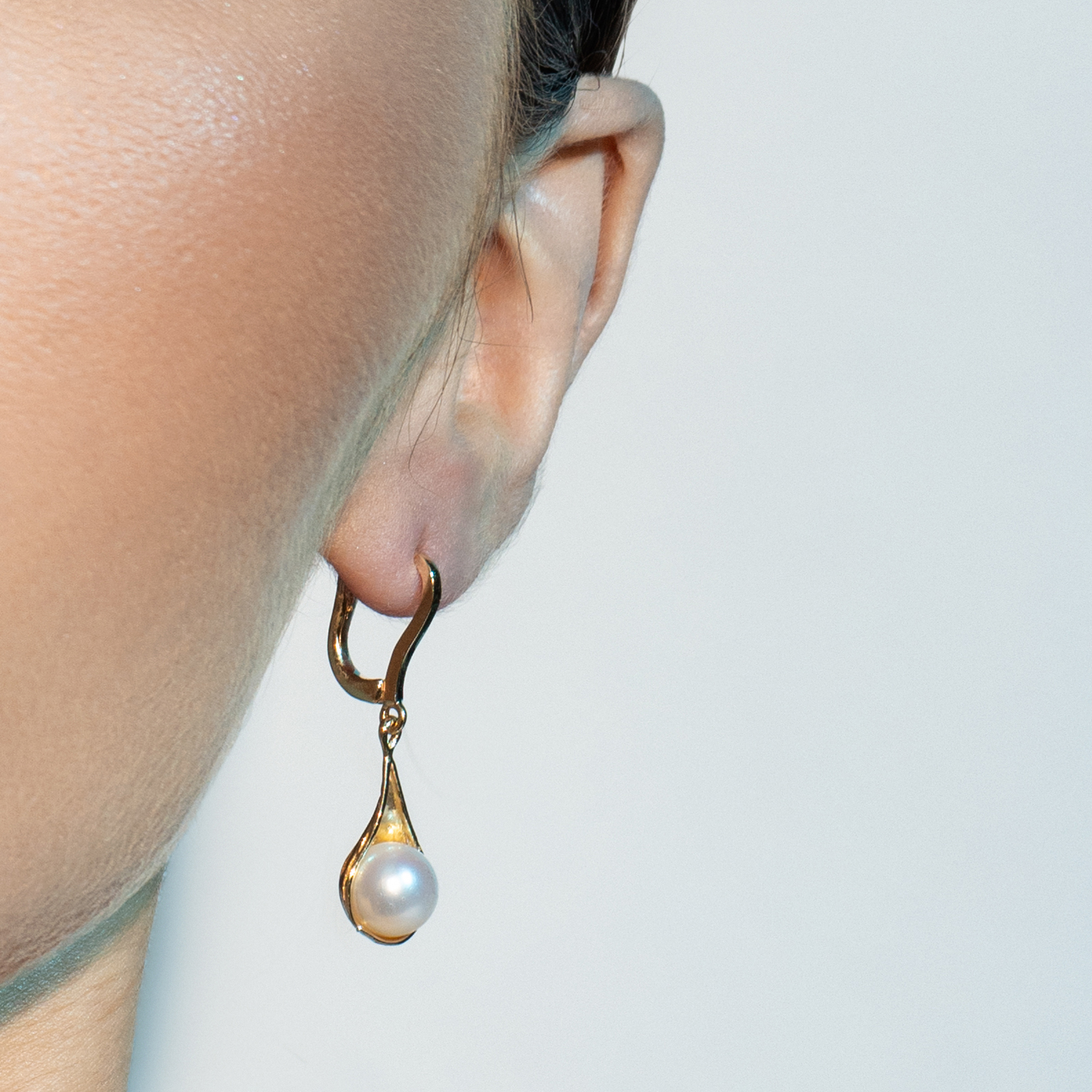 עגילי זהב בשיבוץ פנינה