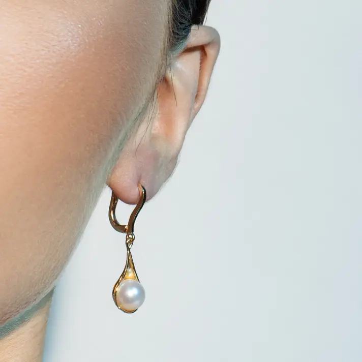 עגילי זהב בשיבוץ פנינה