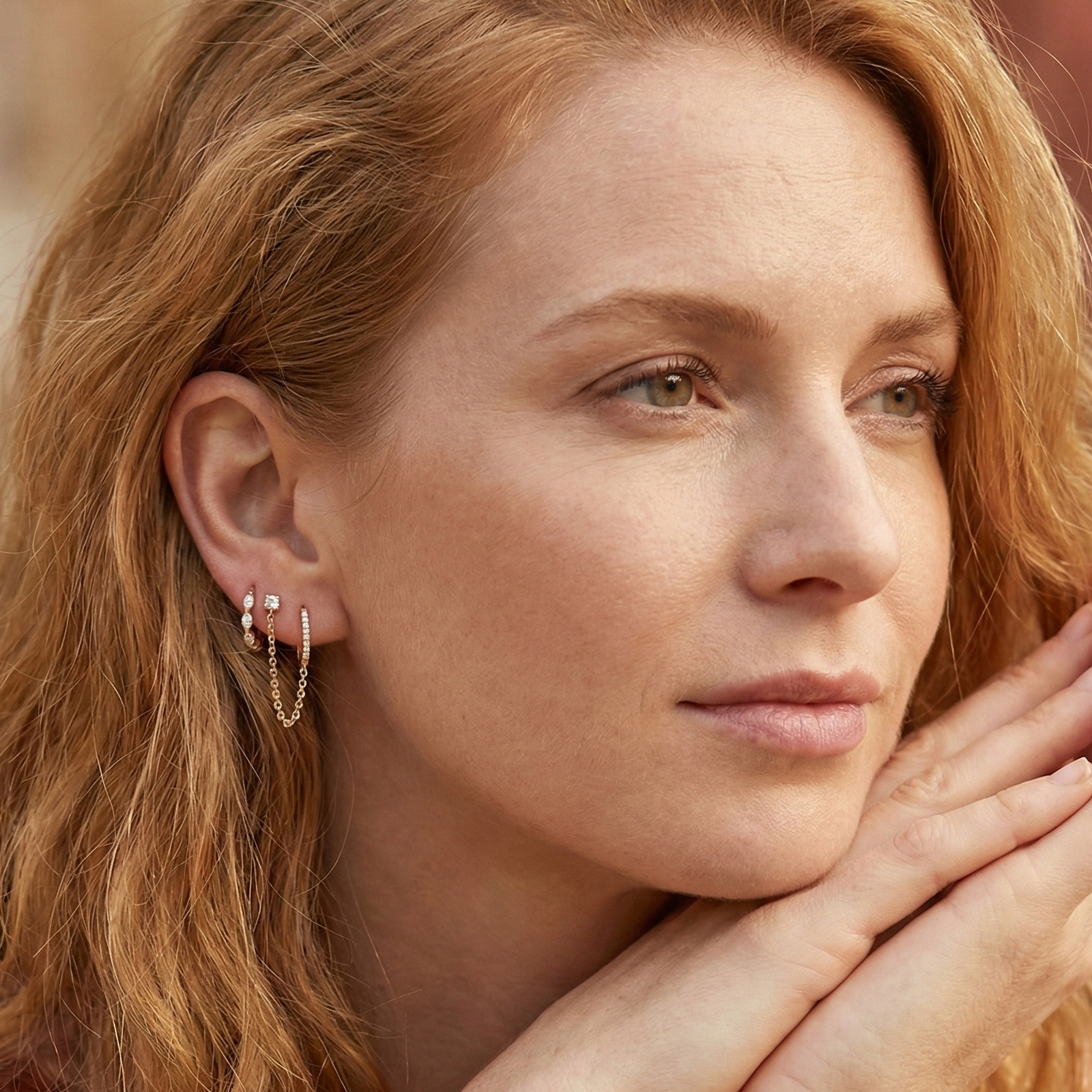 עגיל הליקס עשוי זהב 14K משובץ זרקונים מחובר בשרשרת