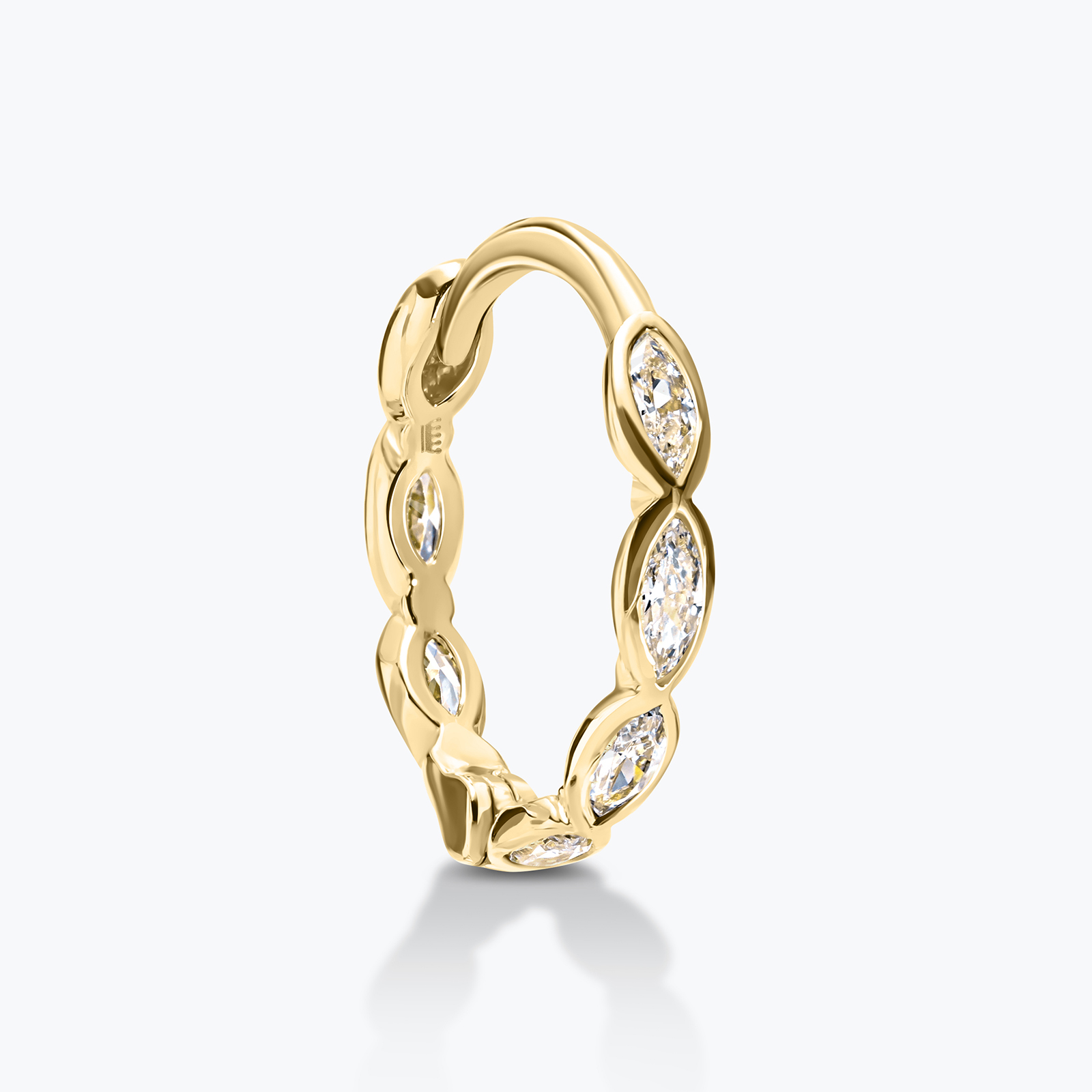 עגיל הליקס עשוי זהב 14K בעיצוב חישוק גלי משובץ זרקונים