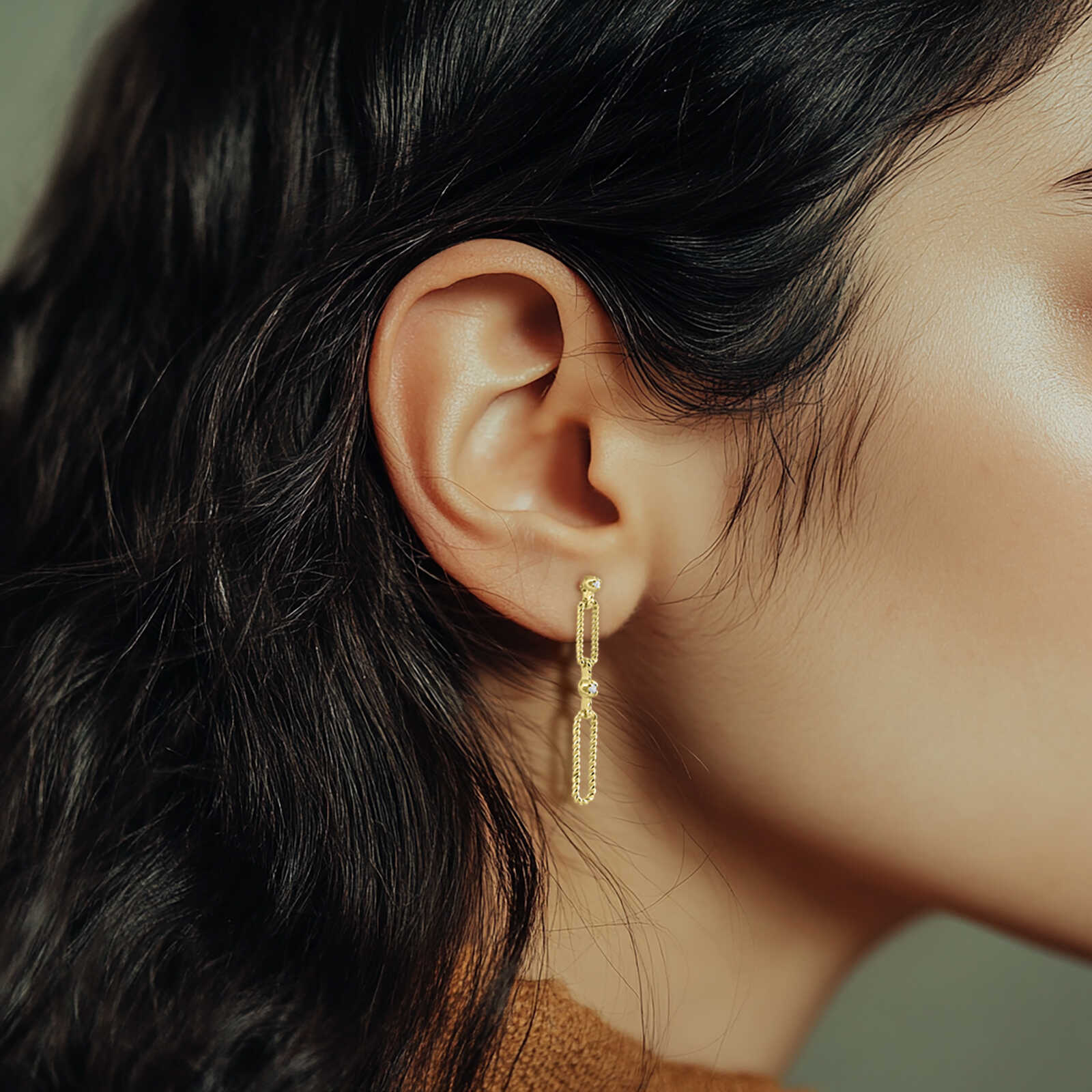 עגילי חוליות קלועות בשיבוץ יהלומים