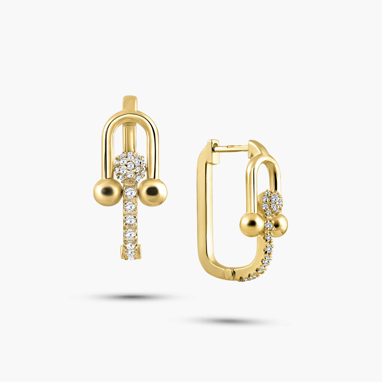 עגילי סהר במראה חוליות טרנדי ובשיבוץ יהלומים