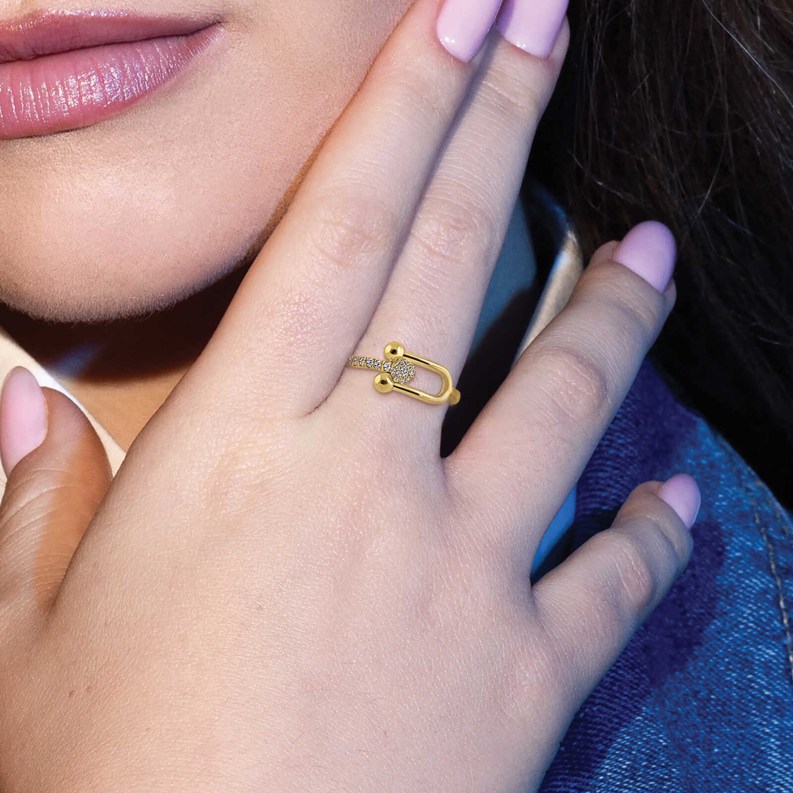 טבעת סהר במראה חוליות ושיבוץ יהלומים