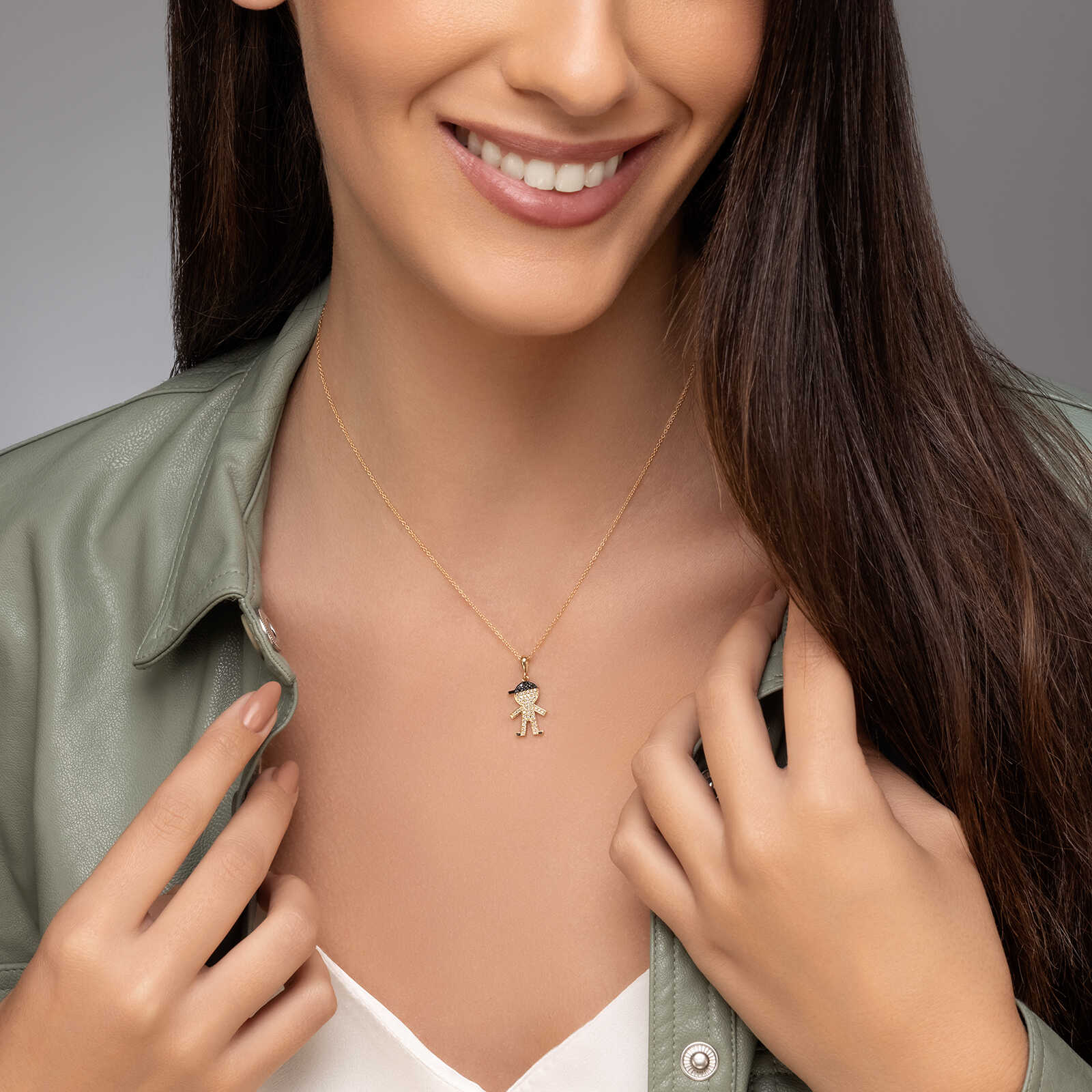 תליון ילד מזהב בשיבוץ יהלומים לבנים ושחורים