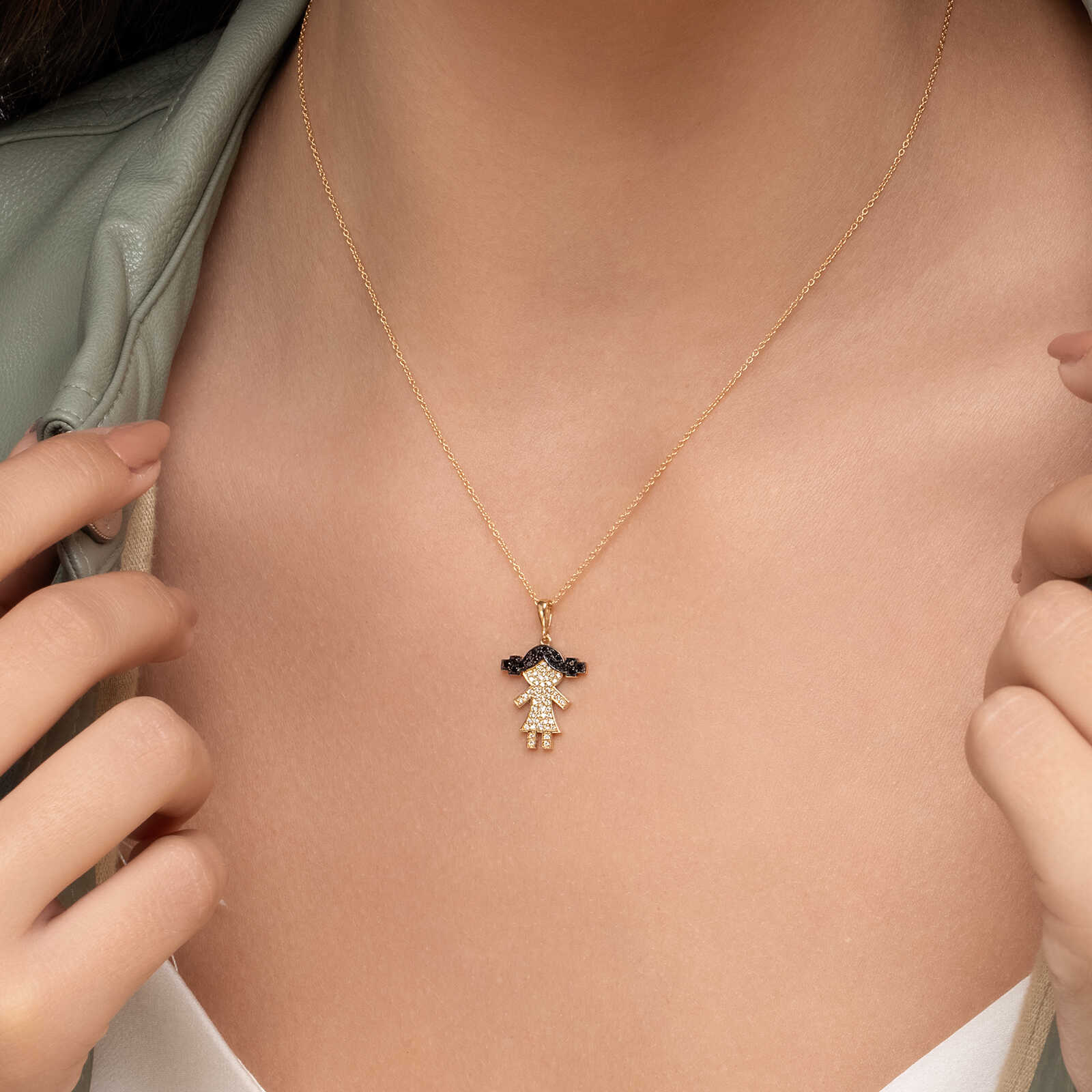 תליון ילדה מזהב בשיבוץ יהלומים לבנים ושחורים