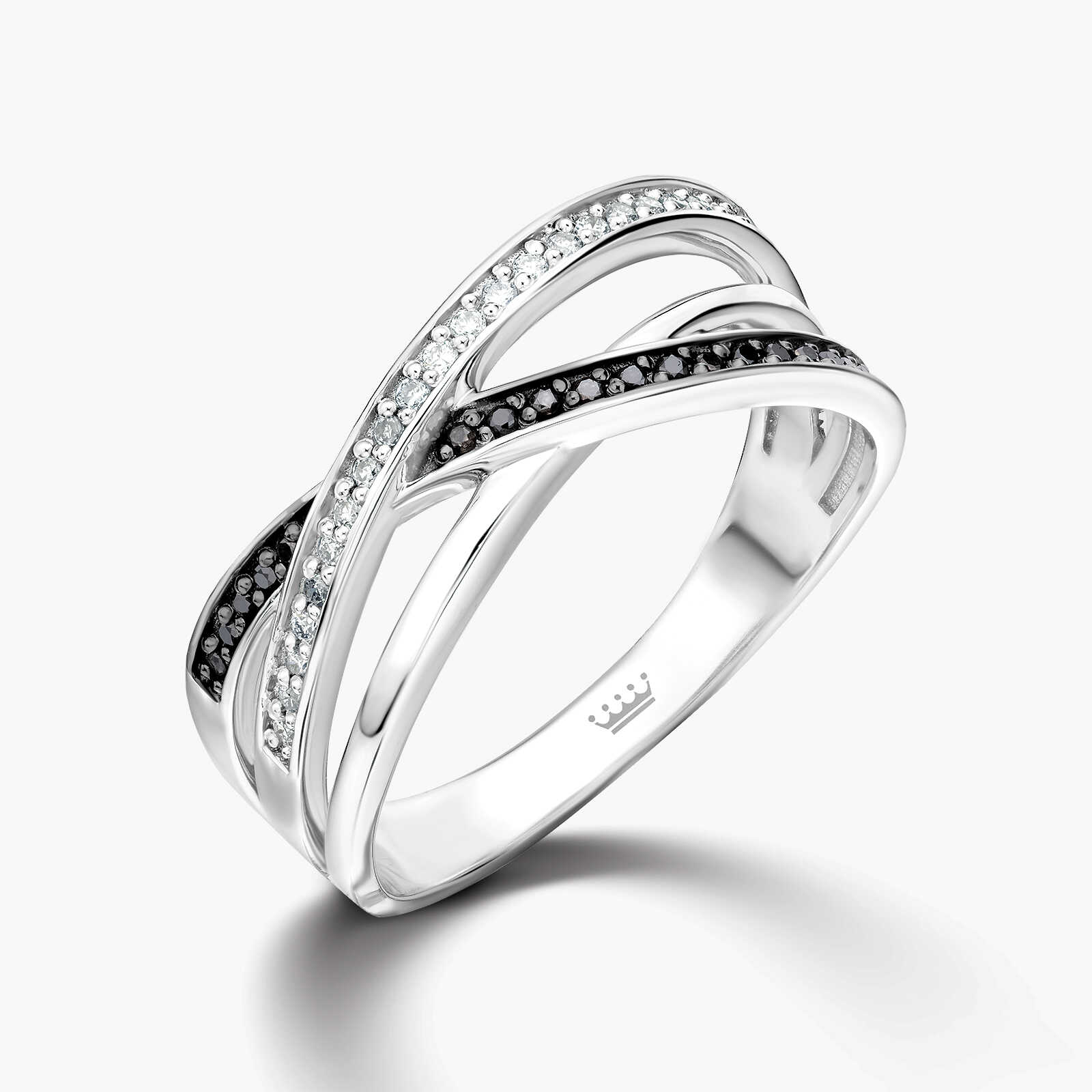 טבעת זהב משובצת יהלומים לבנים ושחורים