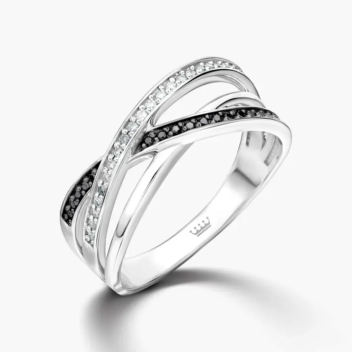 טבעת זהב משובצת יהלומים לבנים ושחורים