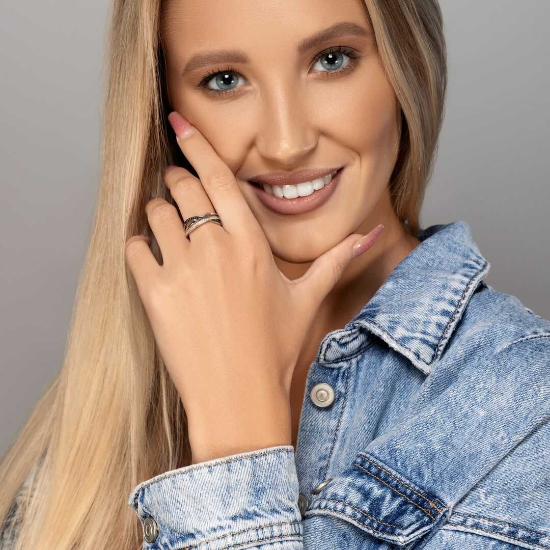 טבעת זהב משובצת יהלומים לבנים ושחורים